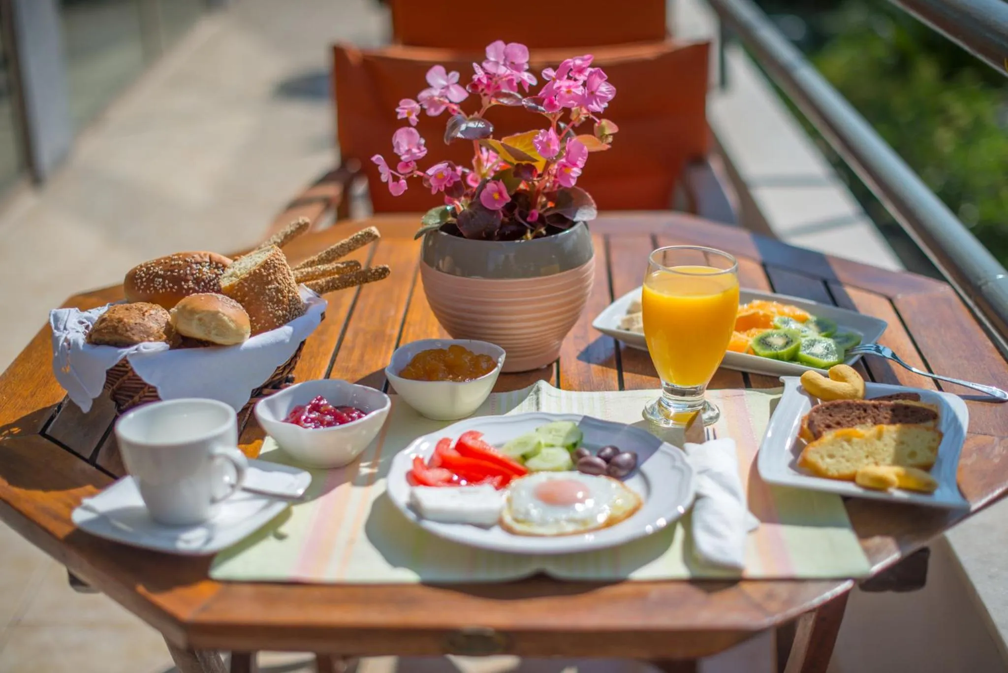 Restaurant/places to eat in Minavra Hotel