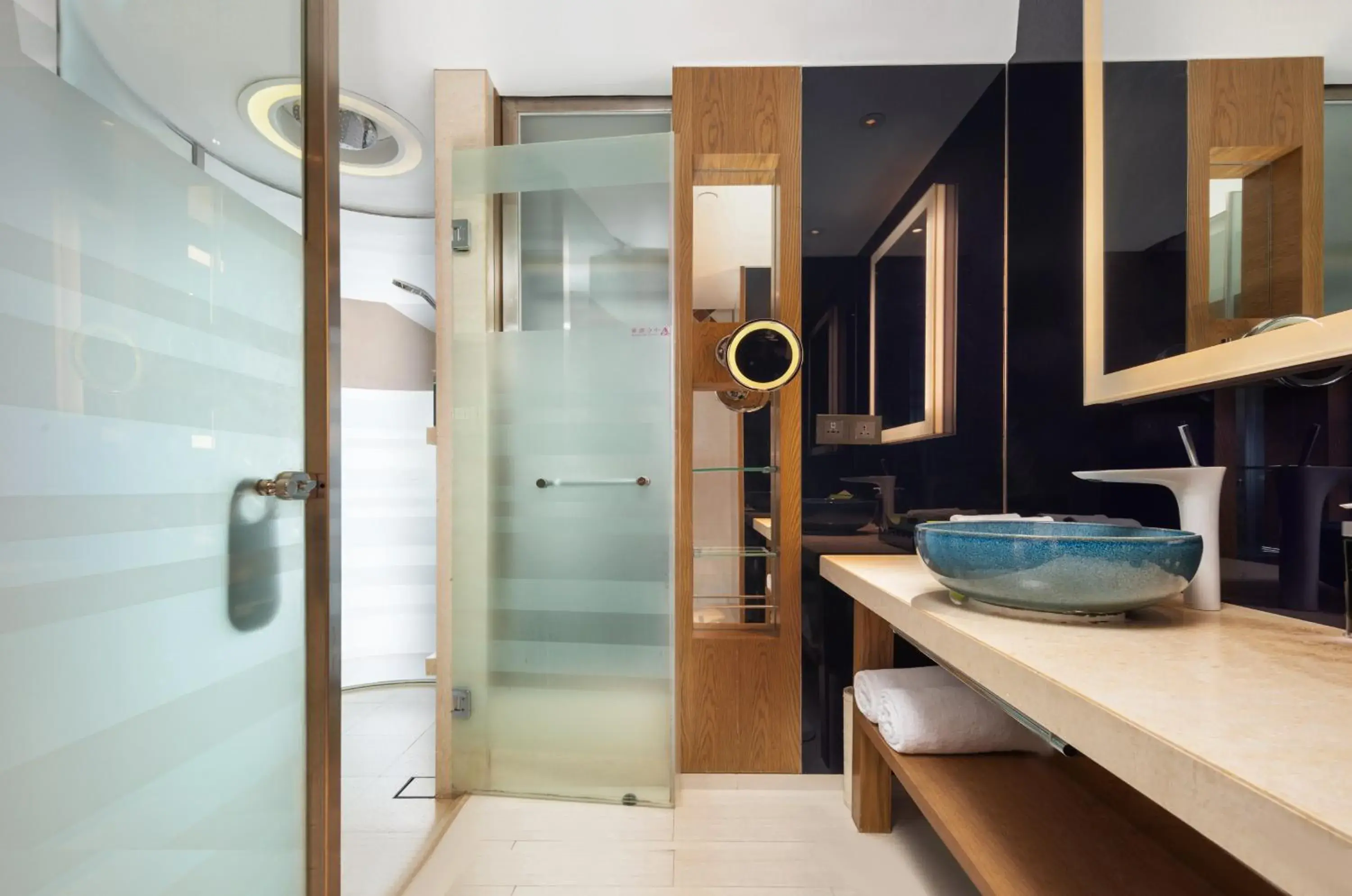 Superior Twin Room with Sea View in Hotel Indigo Xiamen Harbour by IHG Superior Twin Room with Sea View in Hotel Indigo Xiamen Harbour by IHG