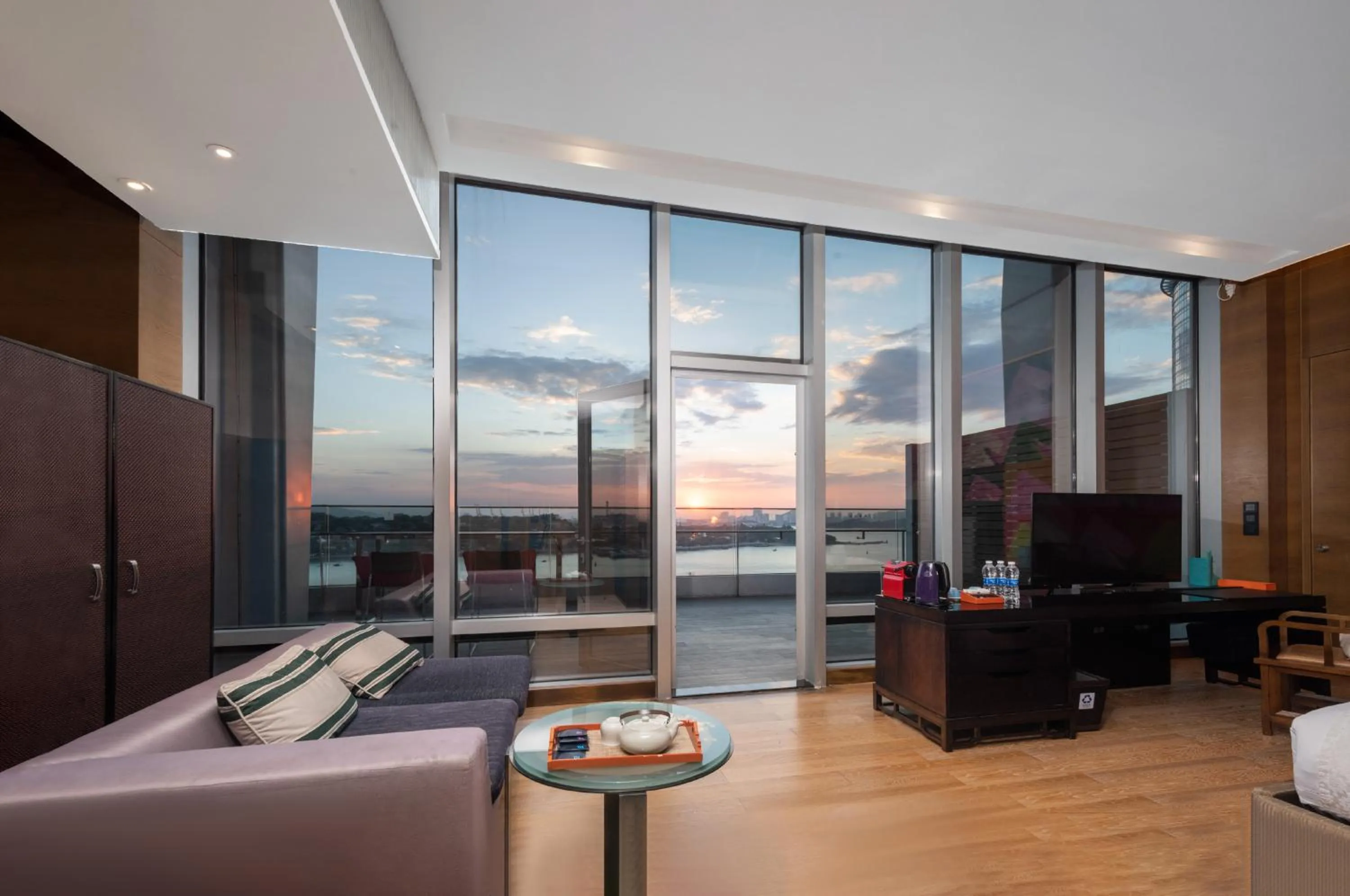 Living room in Hotel Indigo Xiamen Harbour by IHG