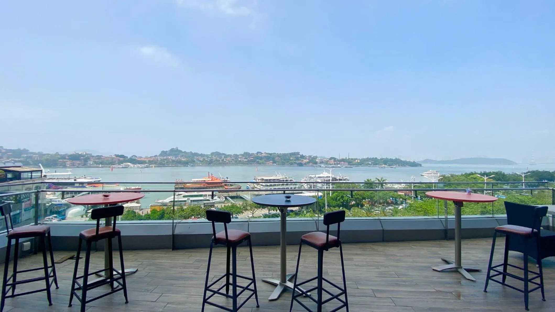 Lounge or bar in Hotel Indigo Xiamen Harbour by IHG