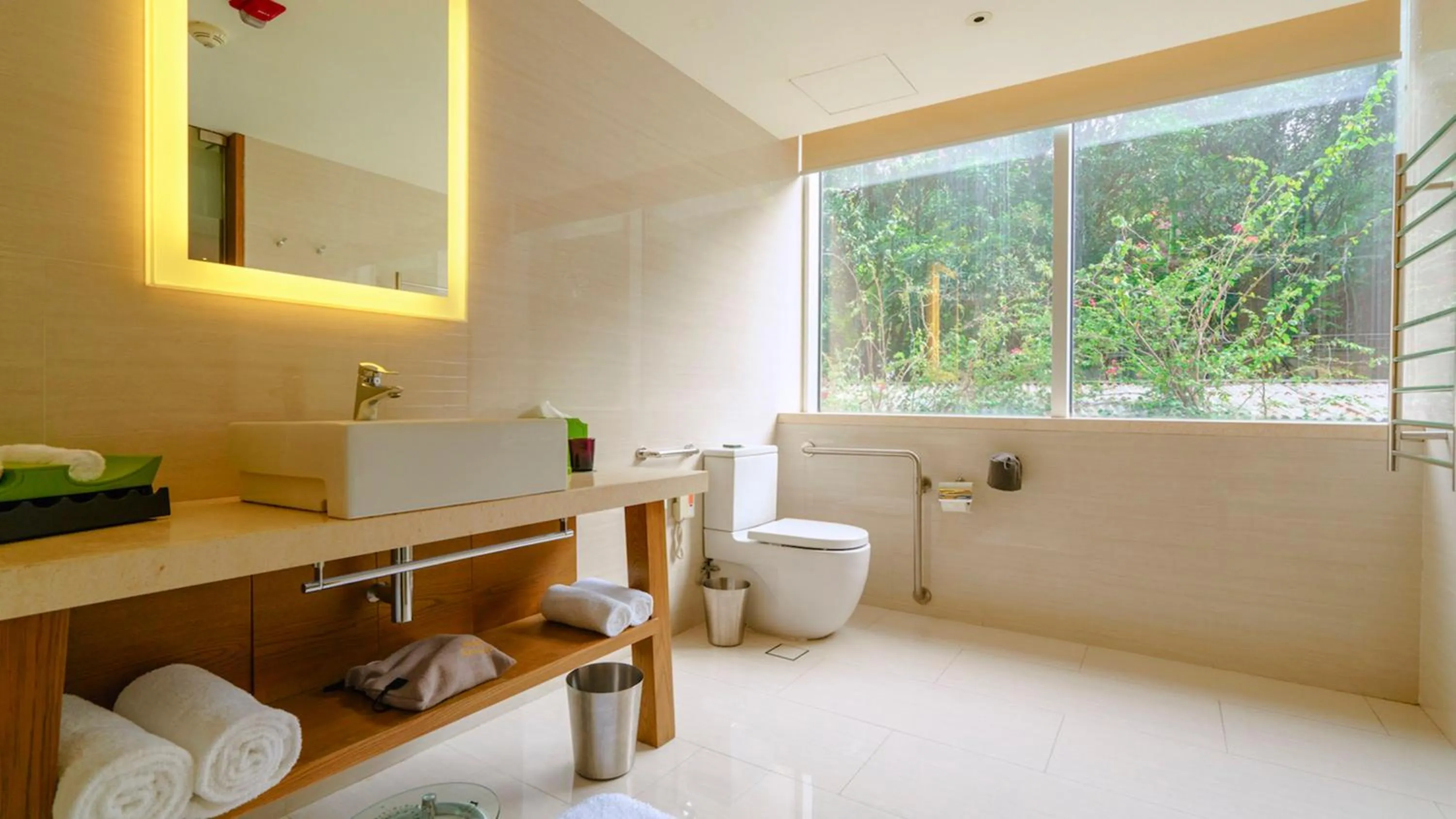 Photo of the whole room in Hotel Indigo Xiamen Harbour by IHG