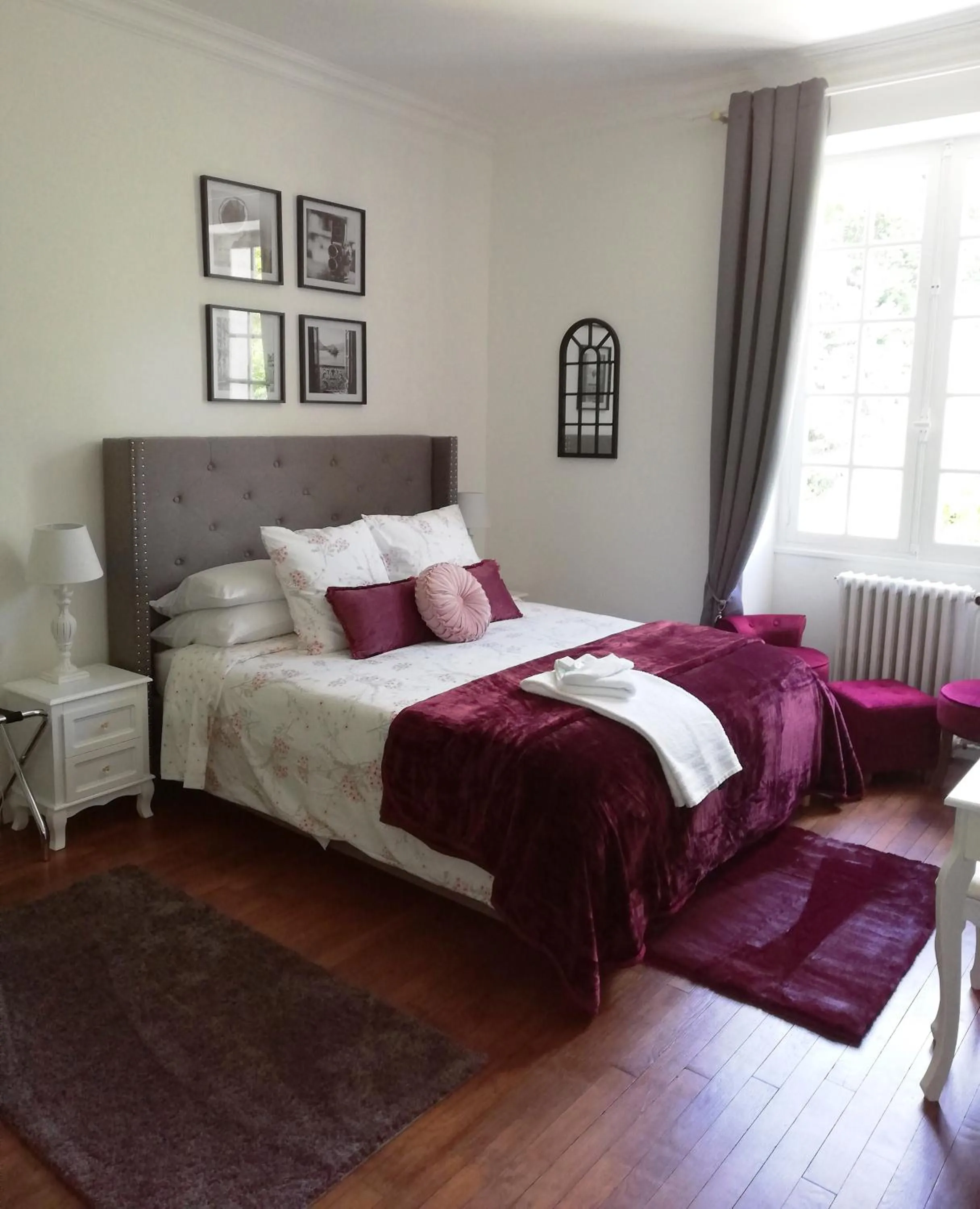 Bedroom, Bed in Vue du Château d'Excideuil en chambres