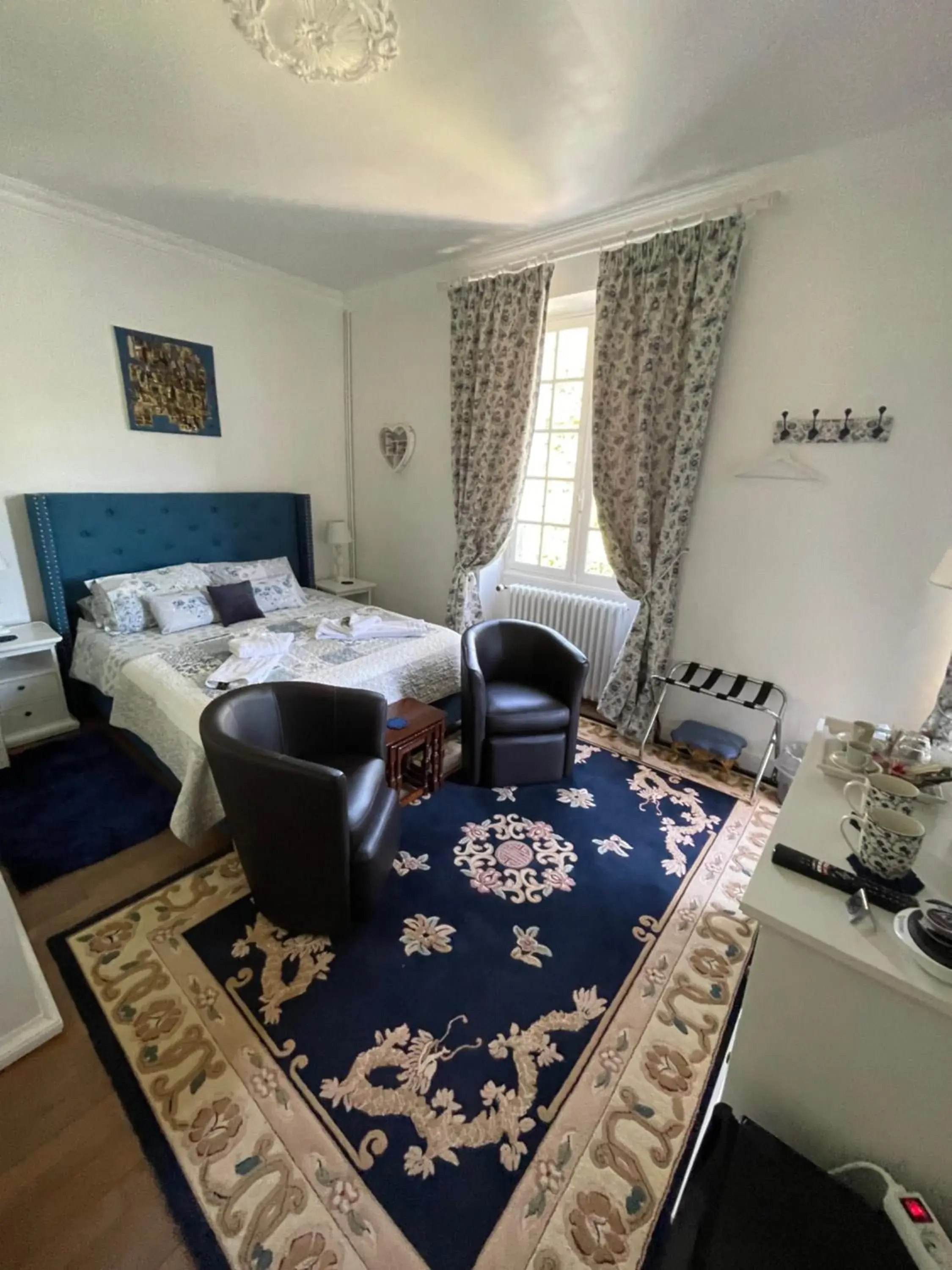 Deluxe Double Room with Balcony in Vue du Château d'Excideuil en chambres Deluxe Double Room with Balcony in Vue du Château d'Excideuil en chambres