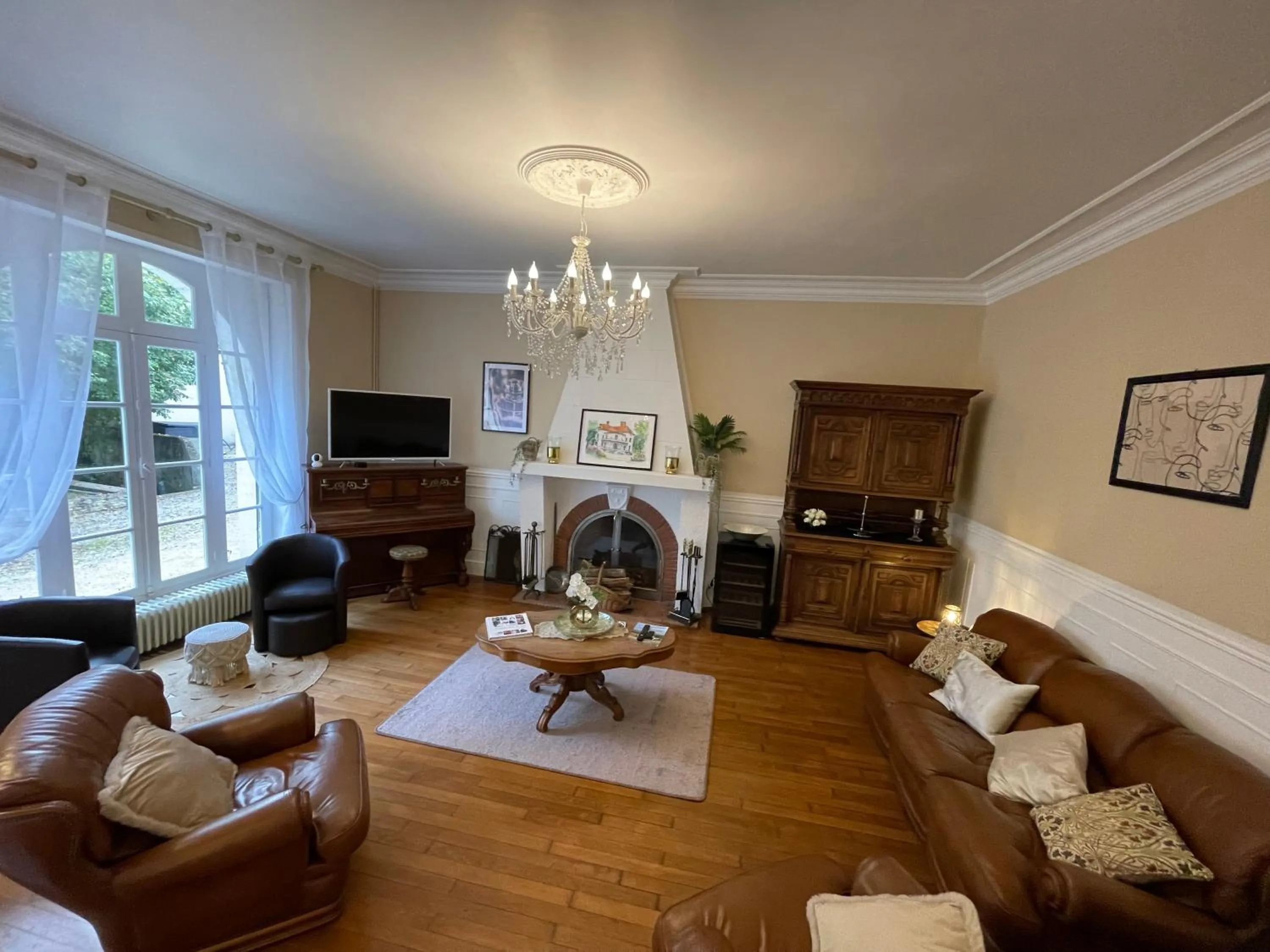 Communal lounge/ TV room in Vue du Château d'Excideuil en chambres