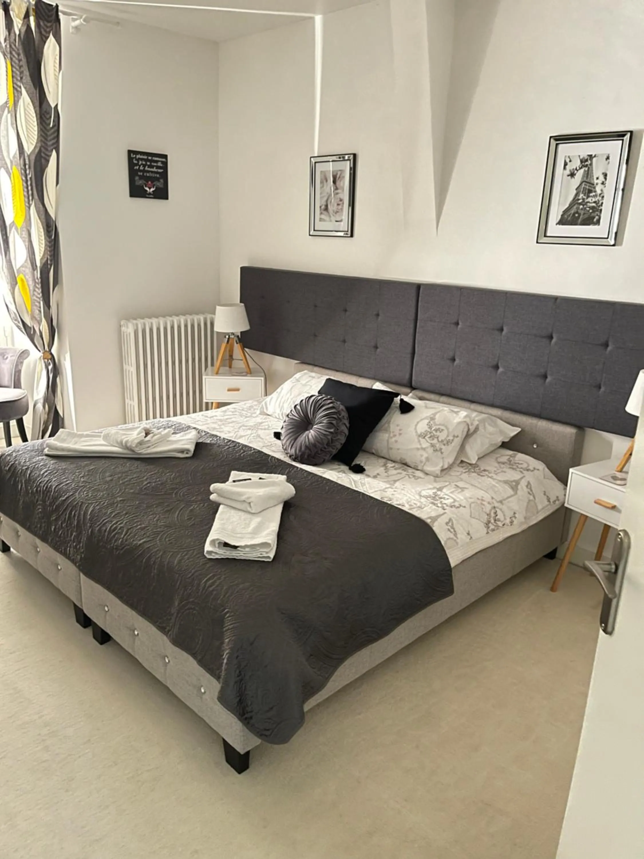 Bed in Vue du Château d'Excideuil en chambres