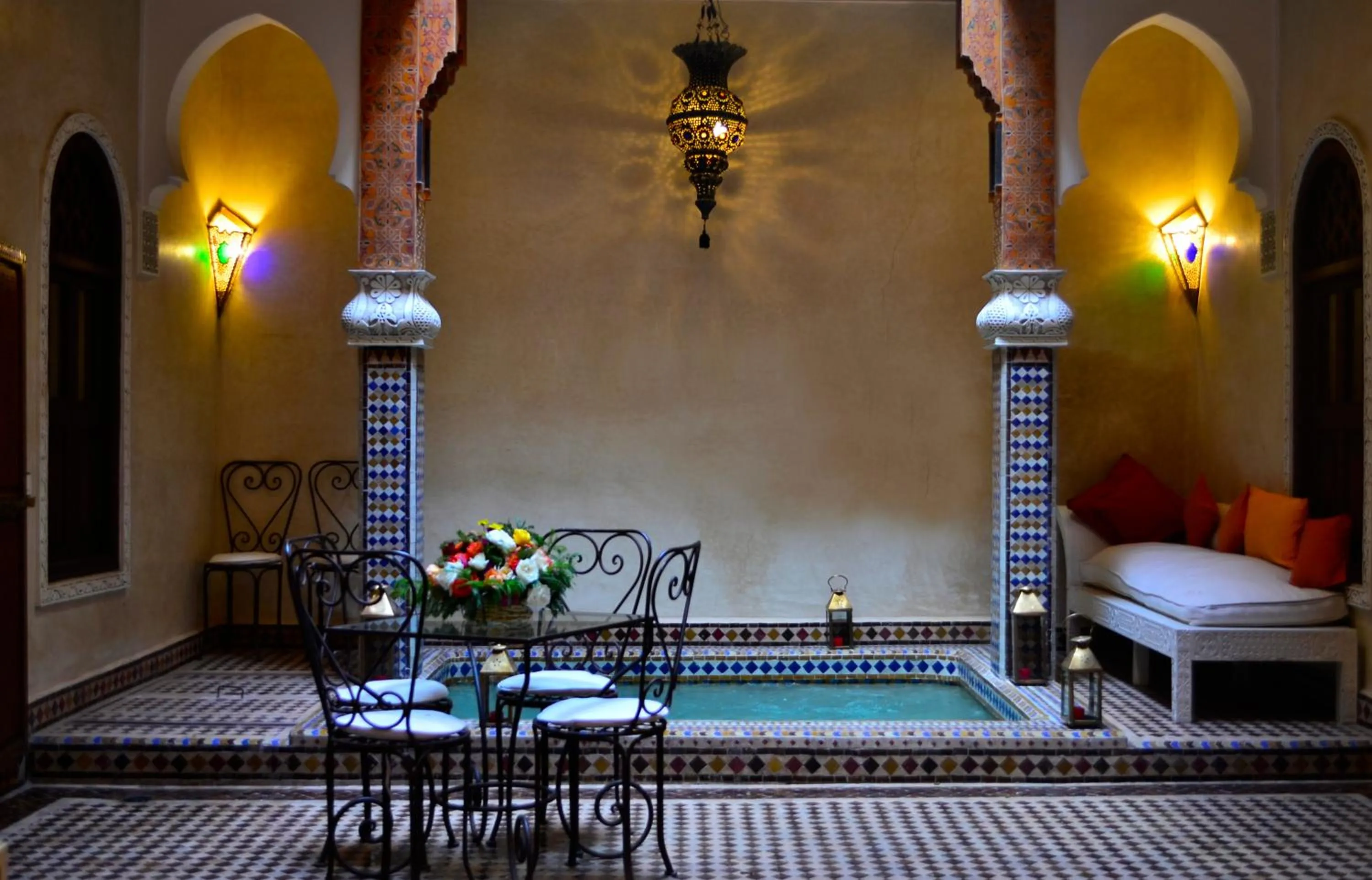 Dining area, Bed in Riad Charik