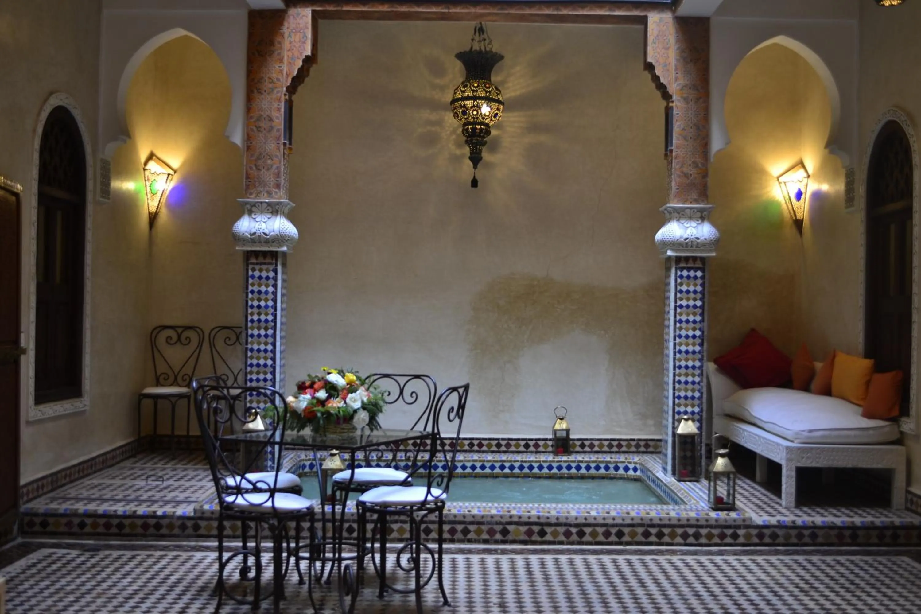Dining area, Bed in Riad Charik