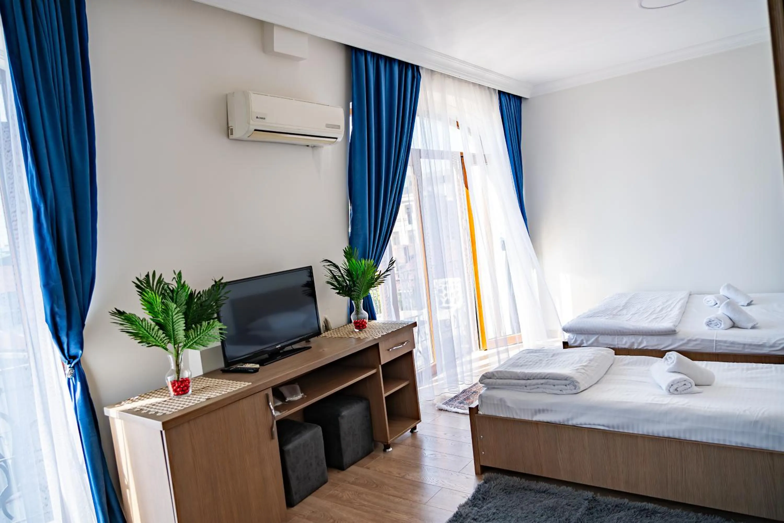 Communal lounge/ TV room, Bed in Hotel Port Altus