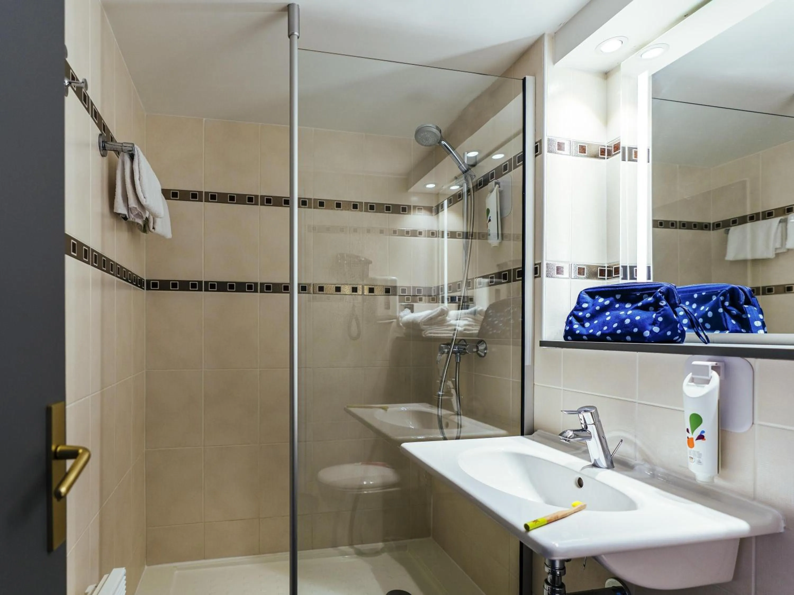 Bedroom in ibis Styles Douai Gare Gayant Expo