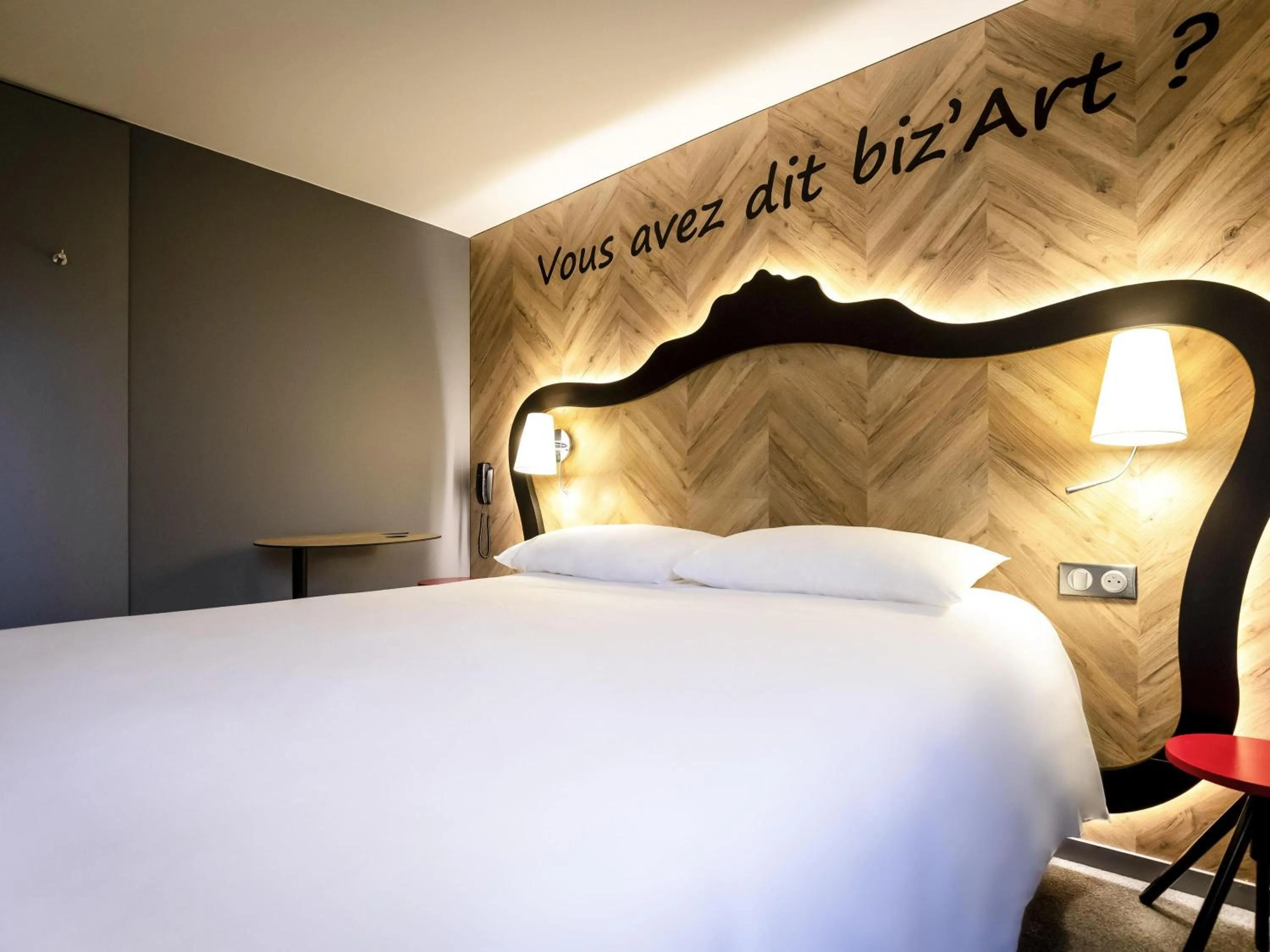 Bedroom, Bed in ibis Styles Douai Gare Gayant Expo