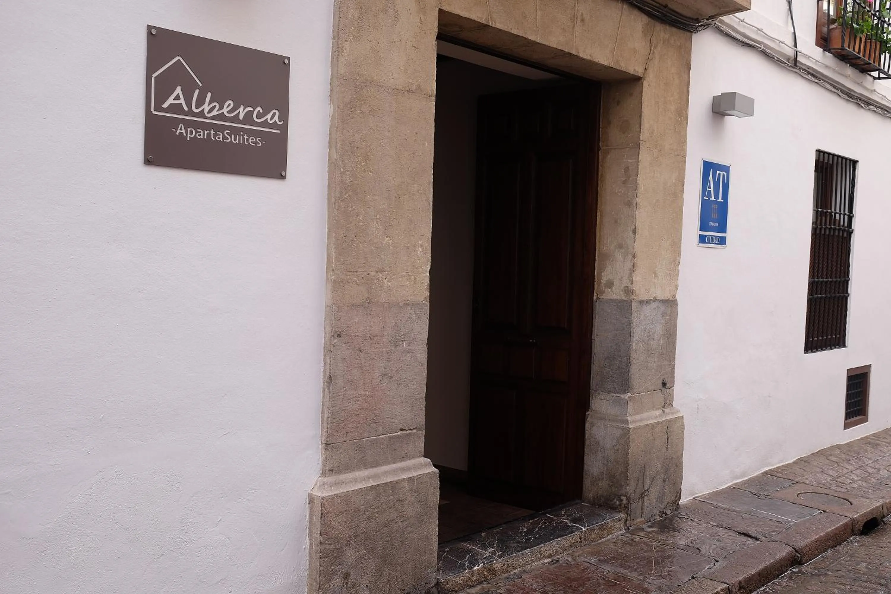 Facade/entrance in ApartaSuites Alberca Deluxe