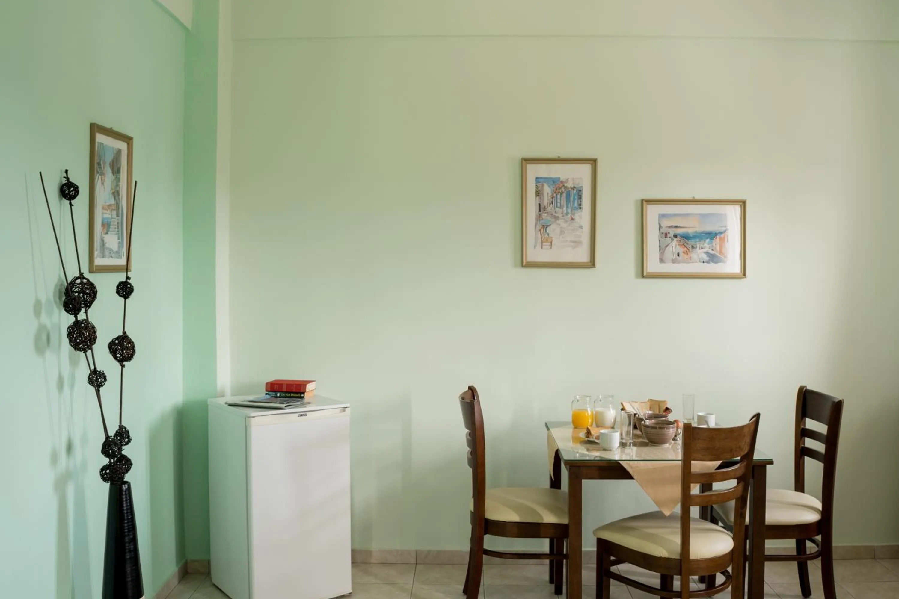 Dining area in Moonlight Apartments & Suites
