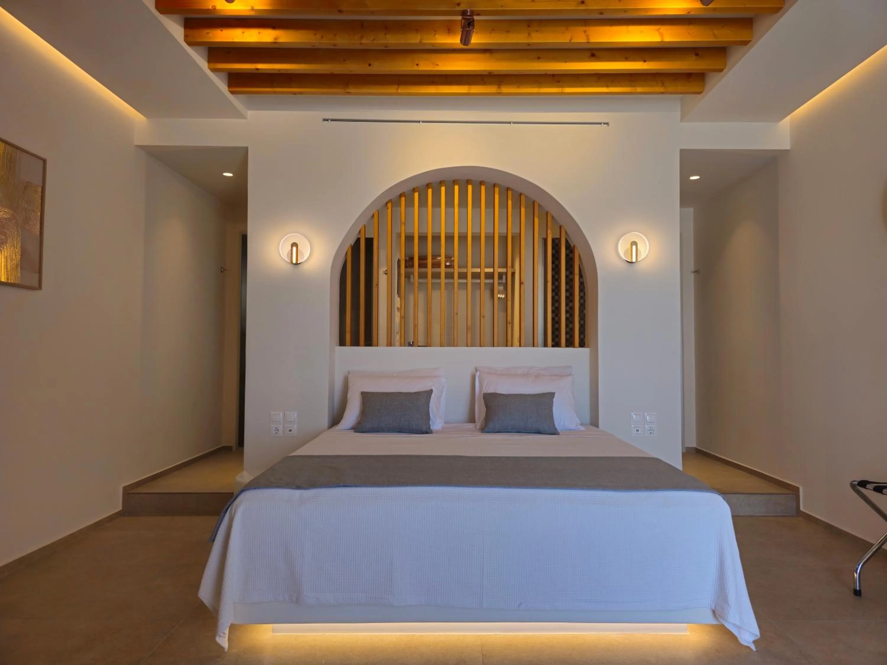 Bedroom, Bed in Moonlight Apartments & Suites