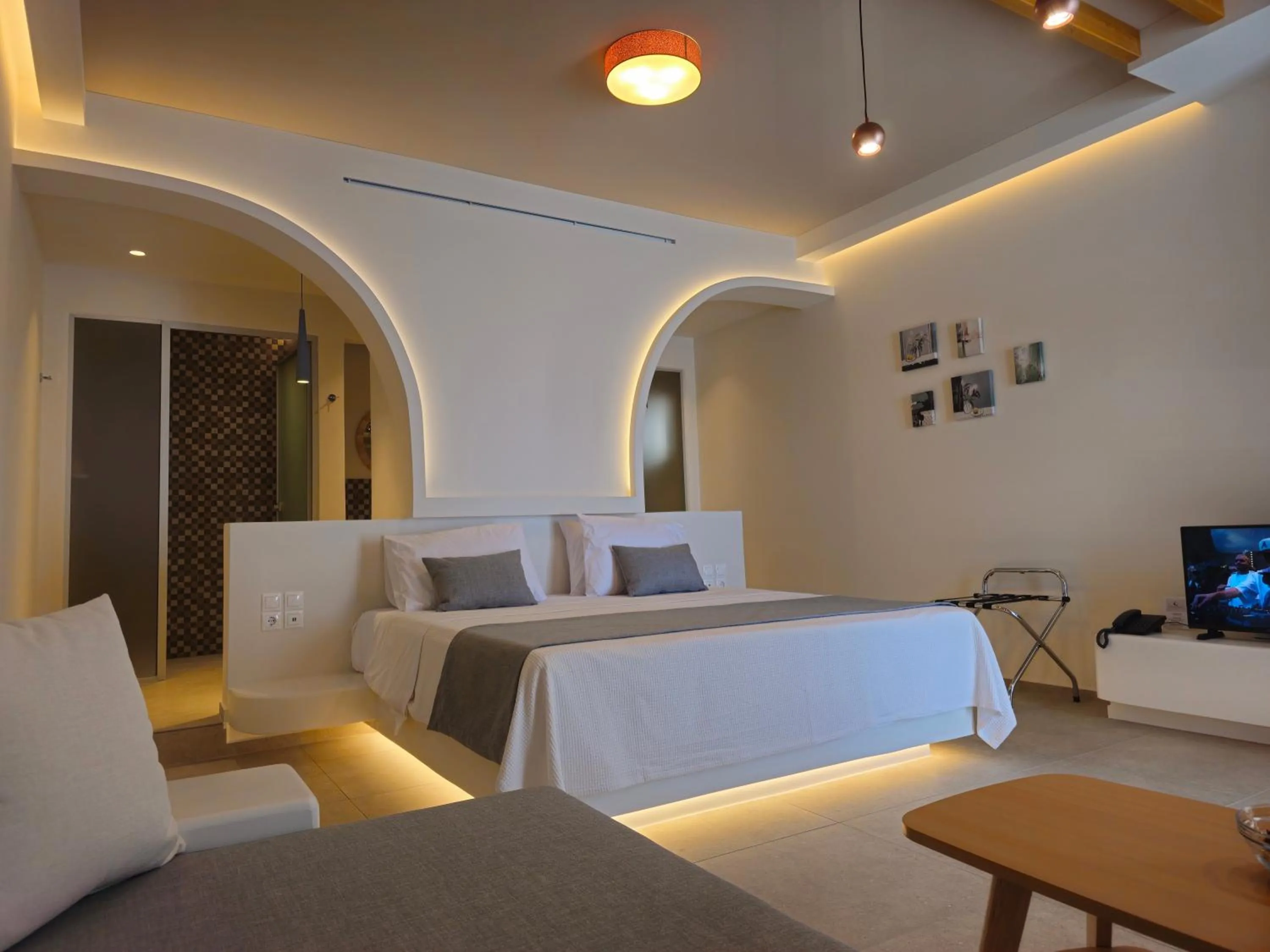 Bedroom, Bed in Moonlight Apartments & Suites