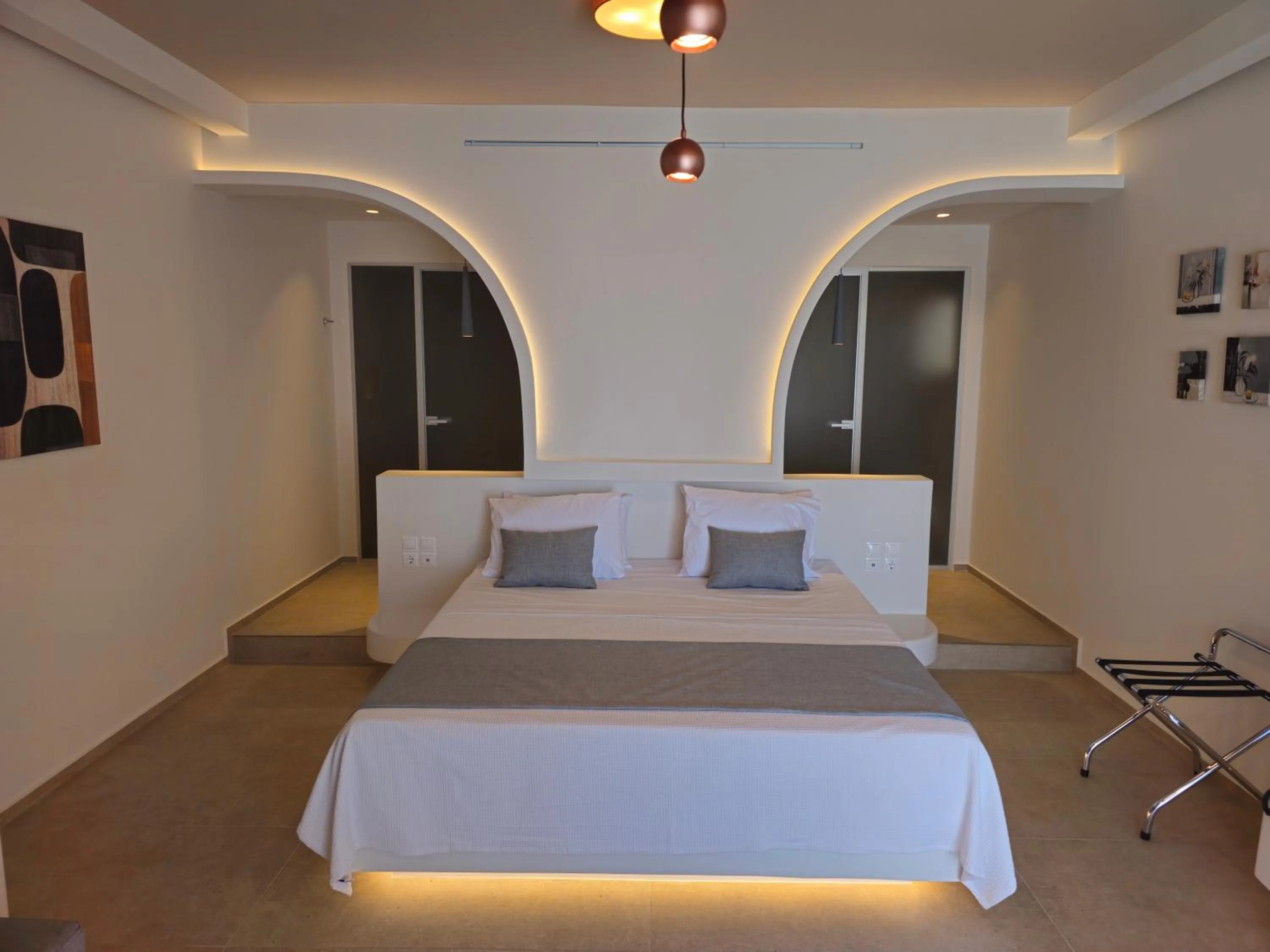 Bedroom, Bed in Moonlight Apartments & Suites