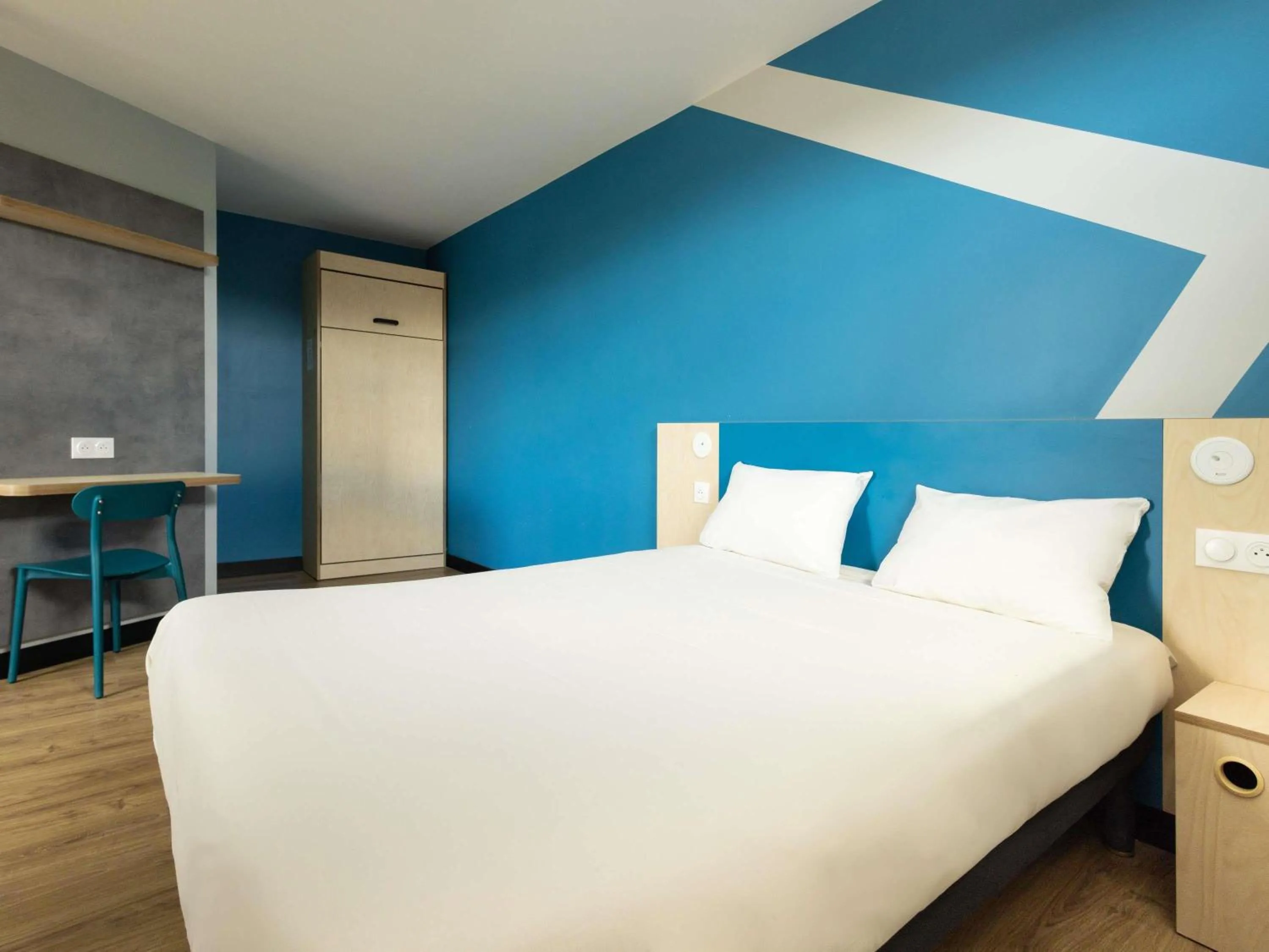 Bedroom, Bed in ibis budget Nanterre la Defense