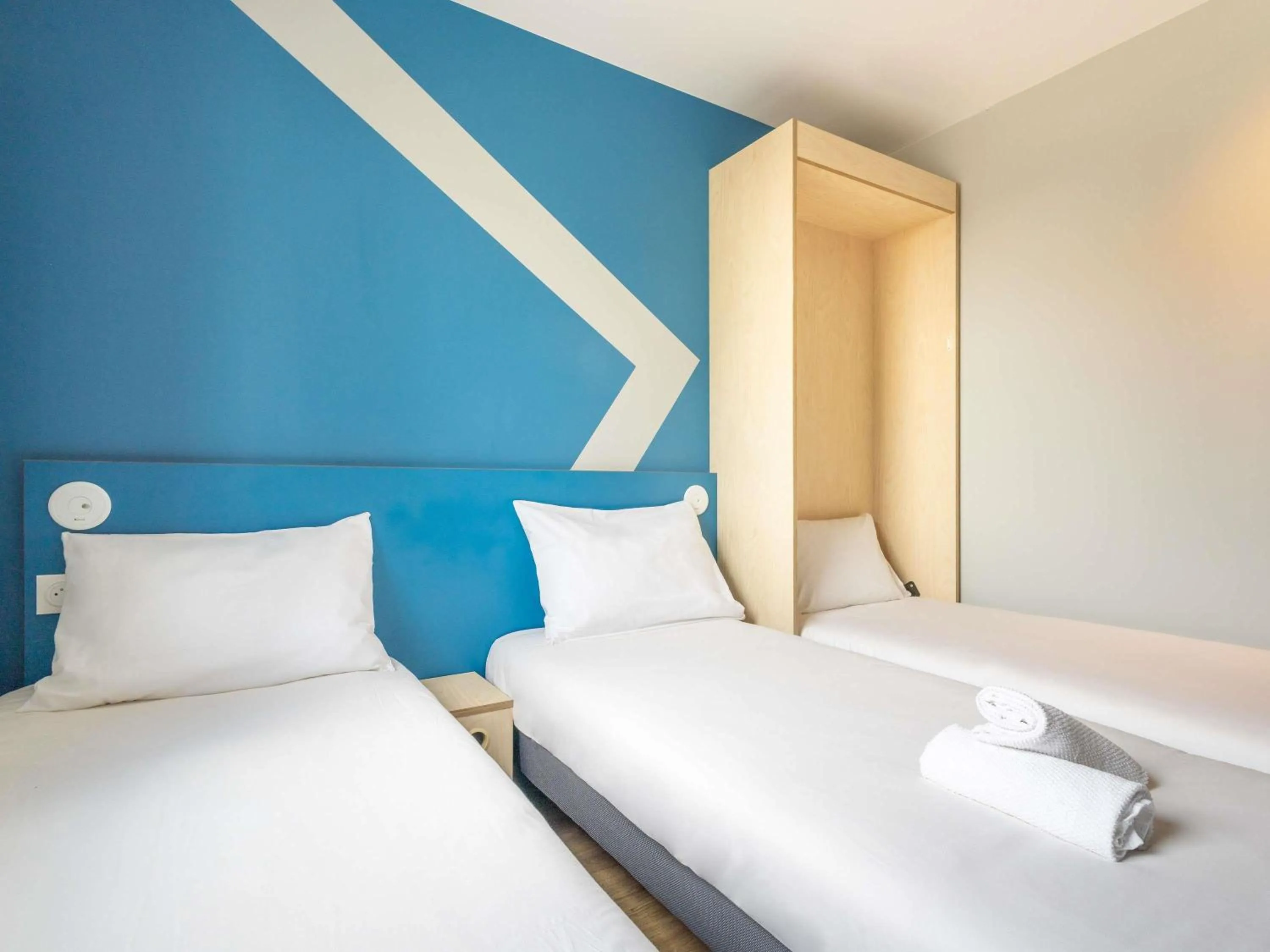 Bedroom, Bed in ibis budget Nanterre la Defense