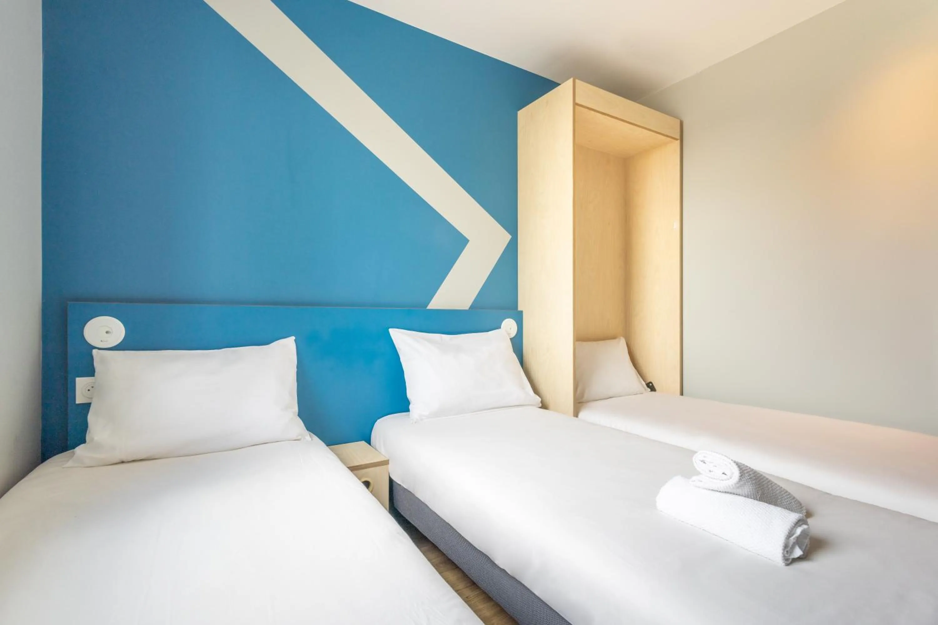 Bedroom, Bed in ibis budget Nanterre la Defense