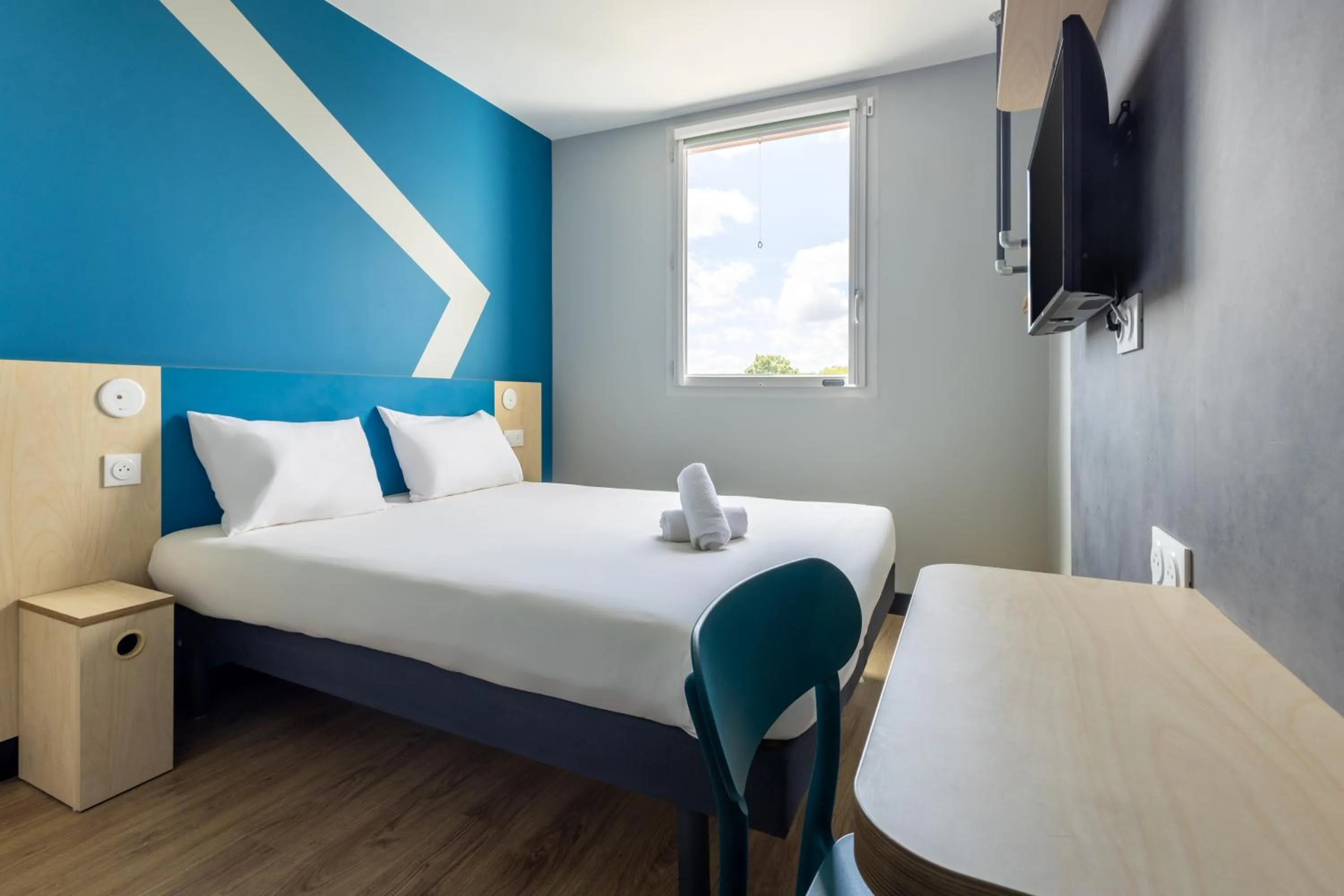 Bedroom, Bed in ibis budget Nanterre la Defense