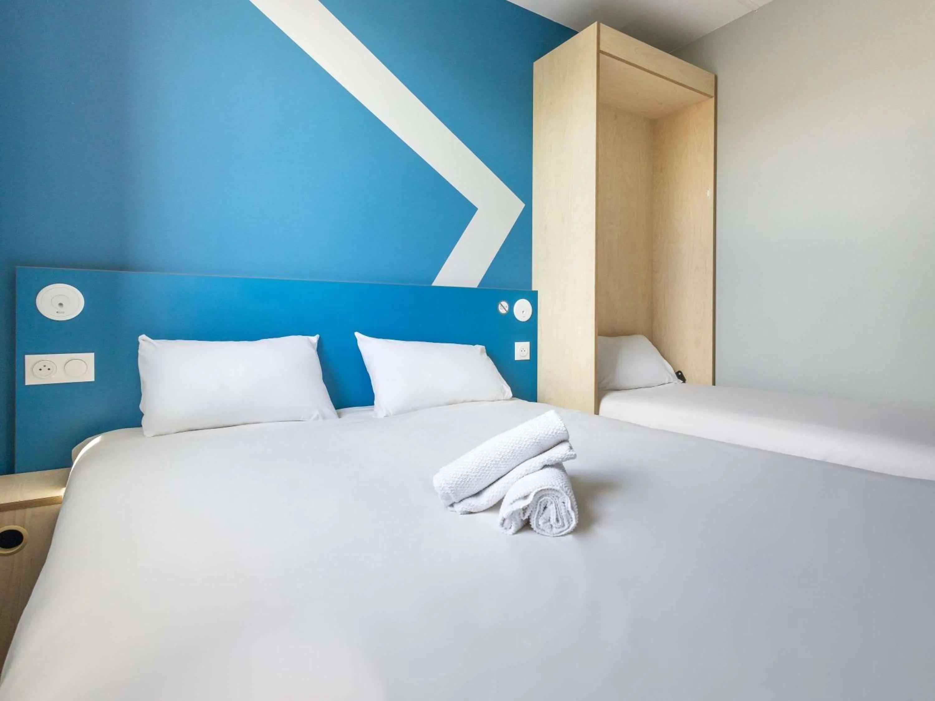 Bedroom, Bed in ibis budget Nanterre la Defense