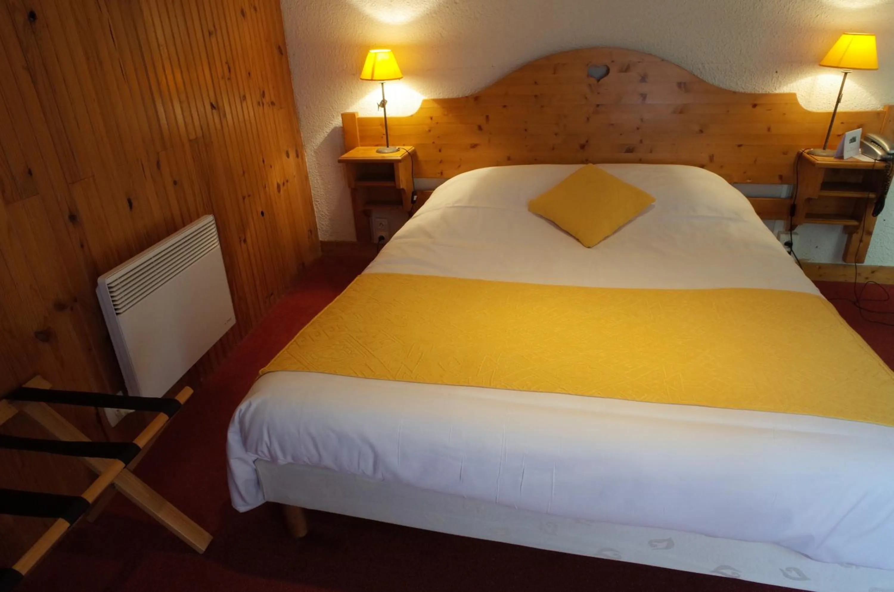 Photo of the whole room, Bed in Hotel des Marquisats