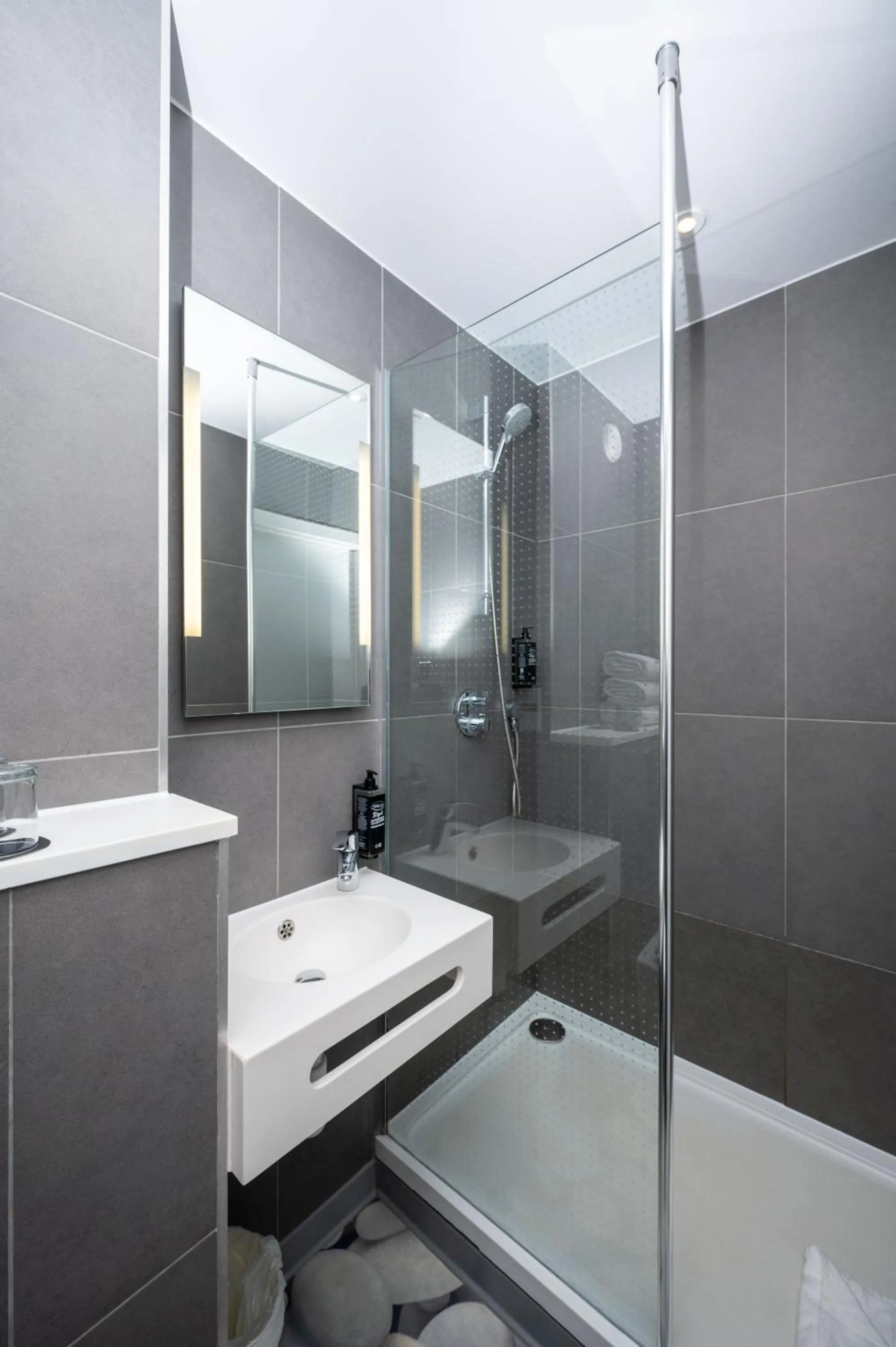 Shower in ibis budget London Barking