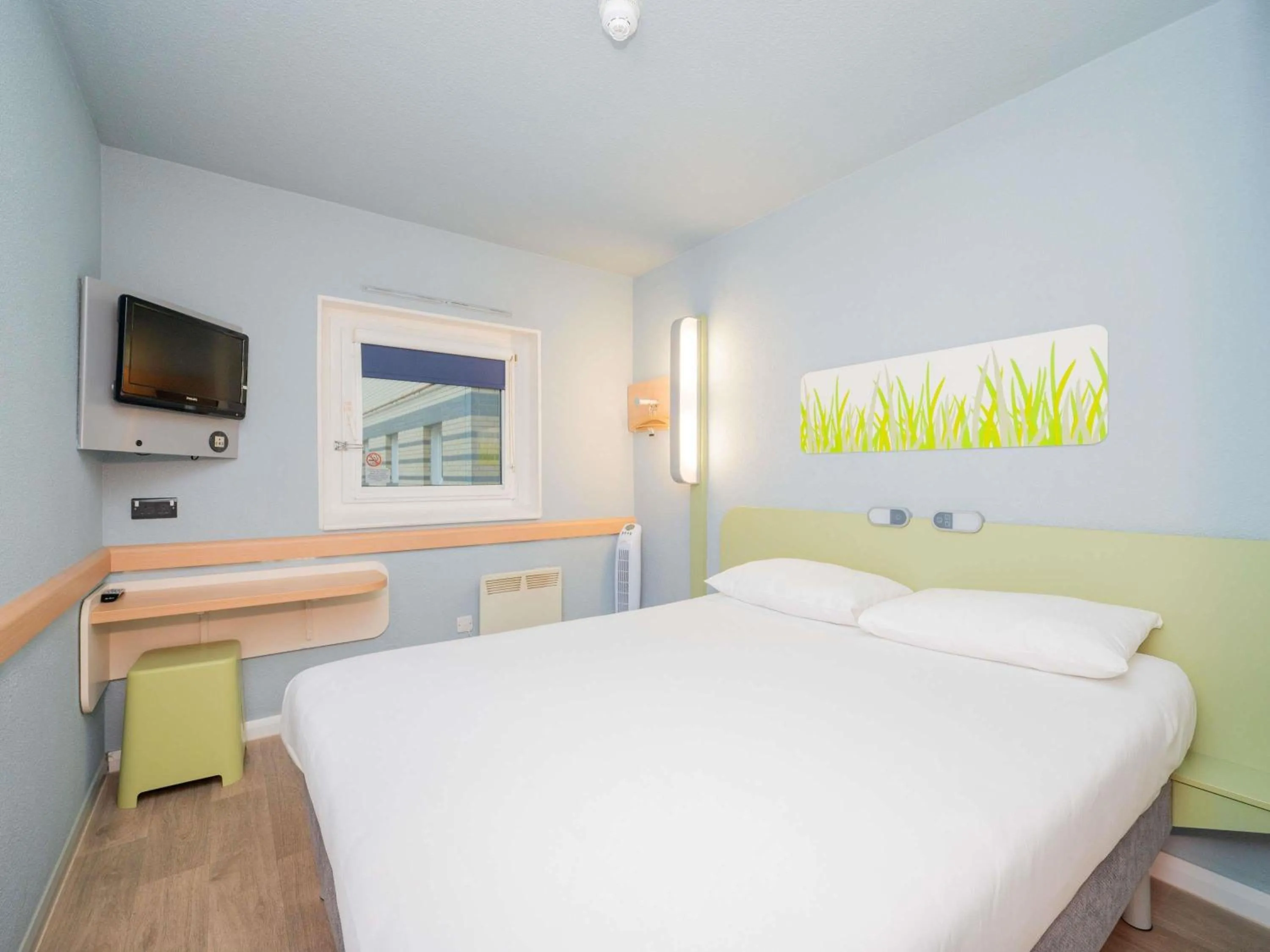 Bedroom, Bed in ibis budget London Barking