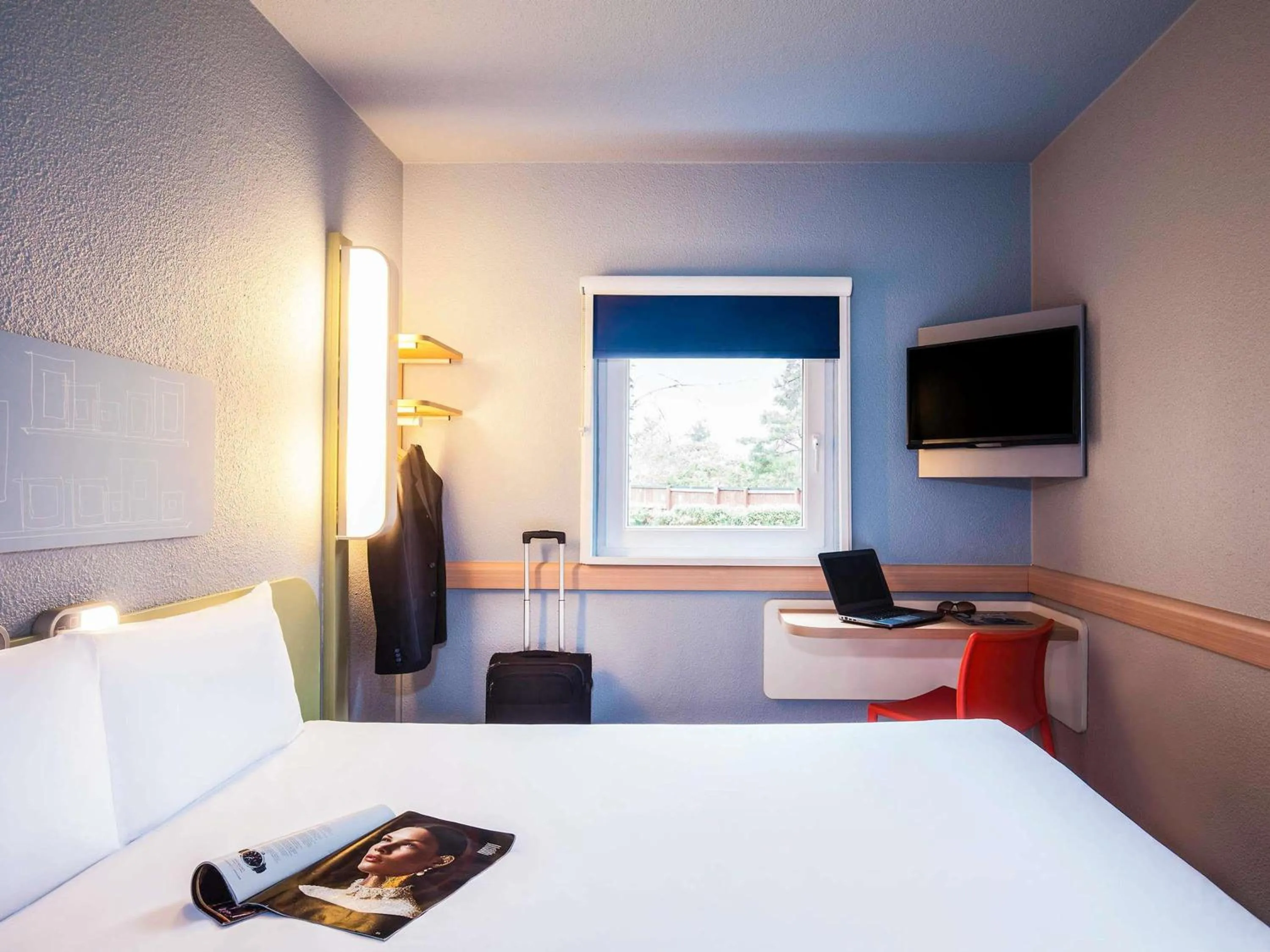 Bedroom, Bed in ibis budget London Barking