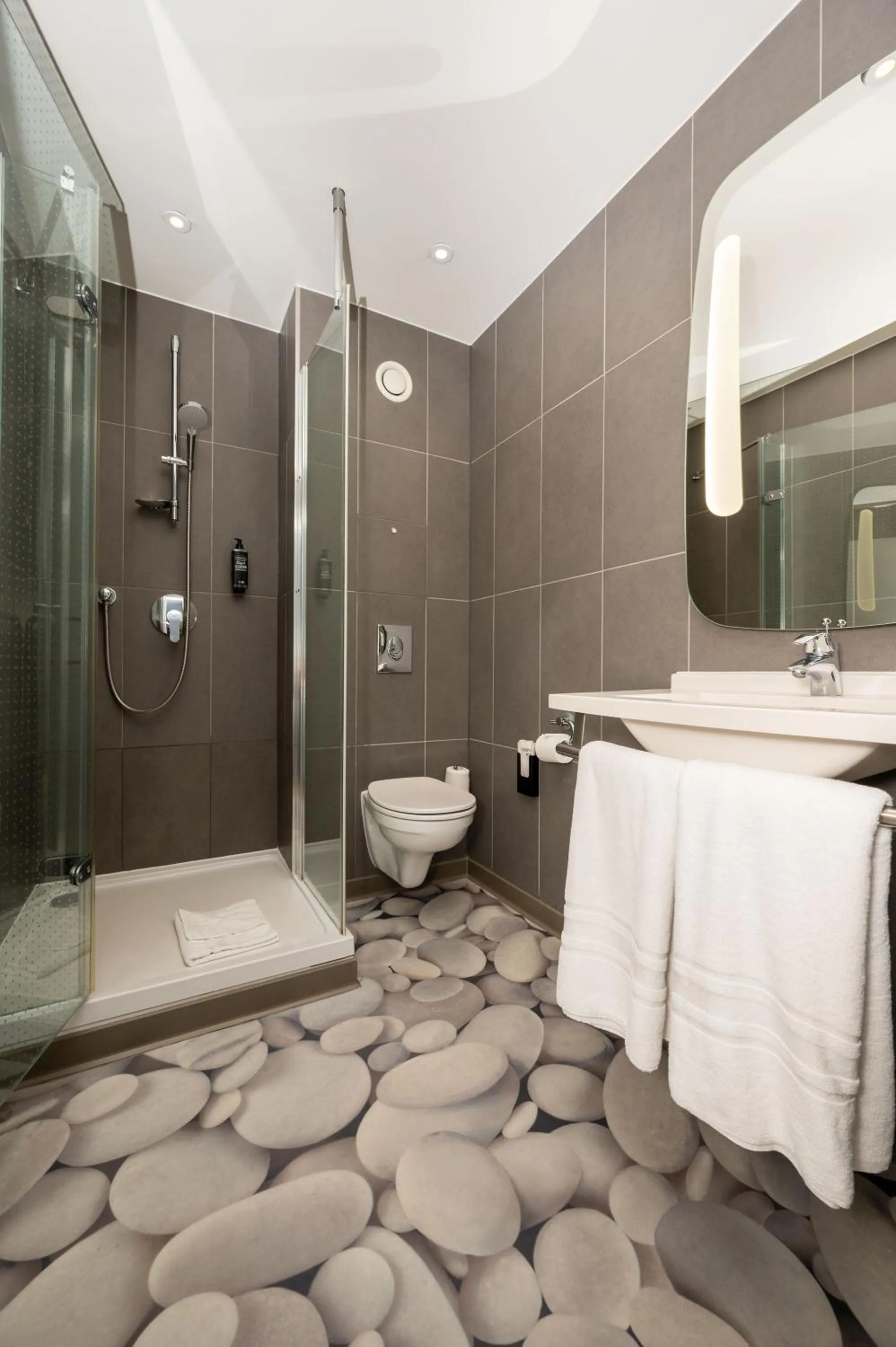 Shower in ibis budget London Barking