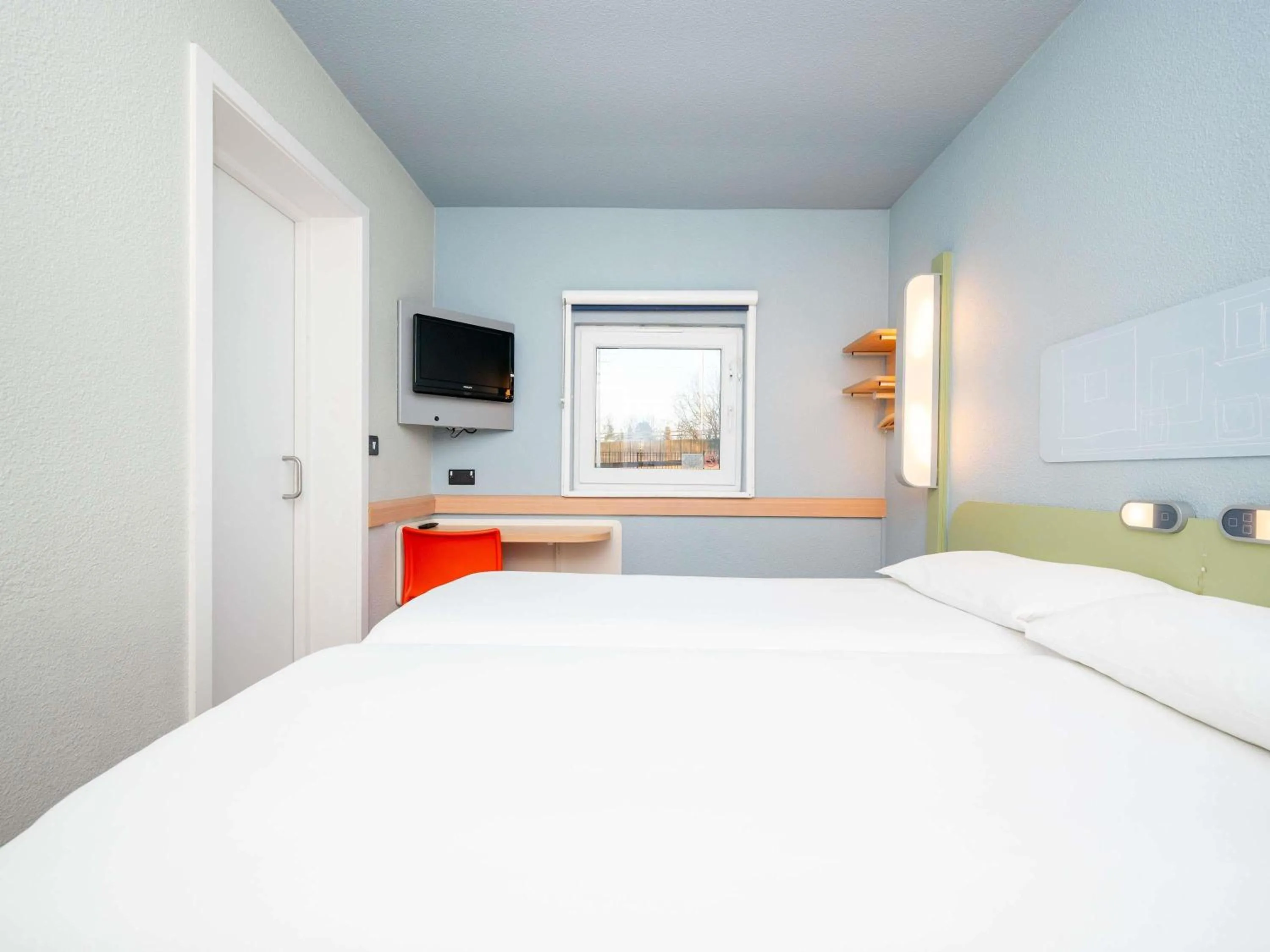 Bedroom, Bed in ibis budget London Barking