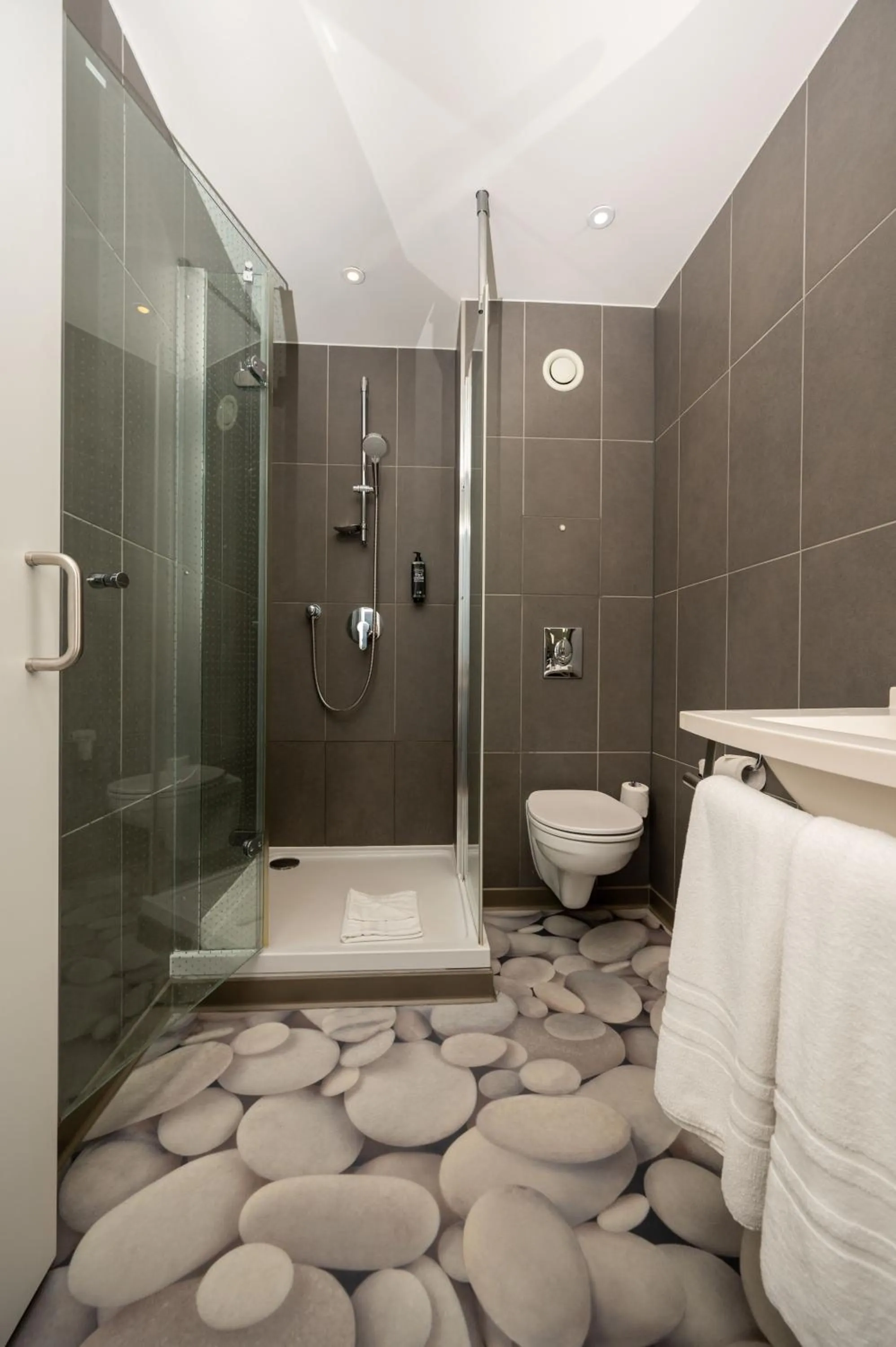 Shower in ibis budget London Barking