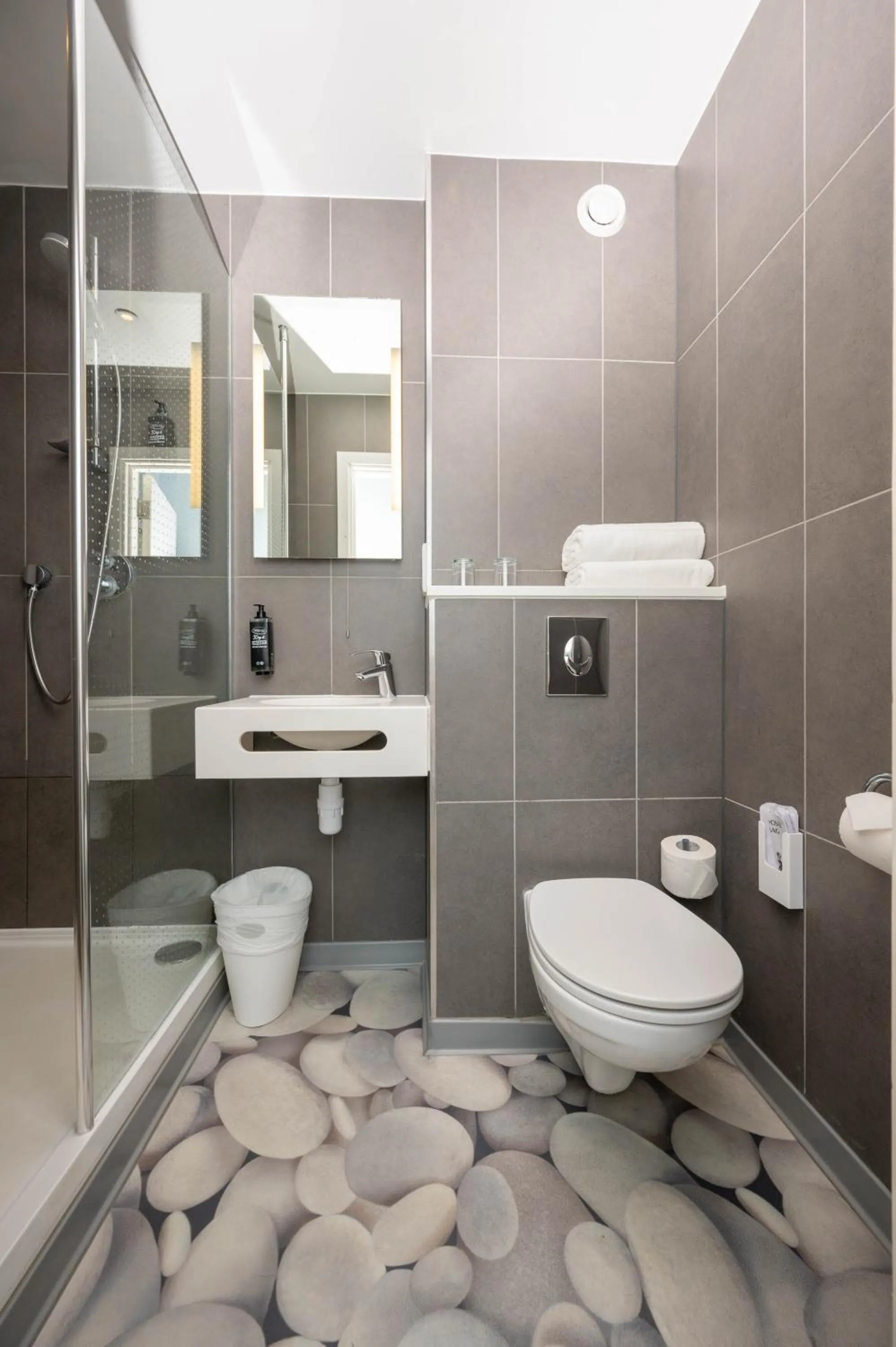 Shower in ibis budget London Barking