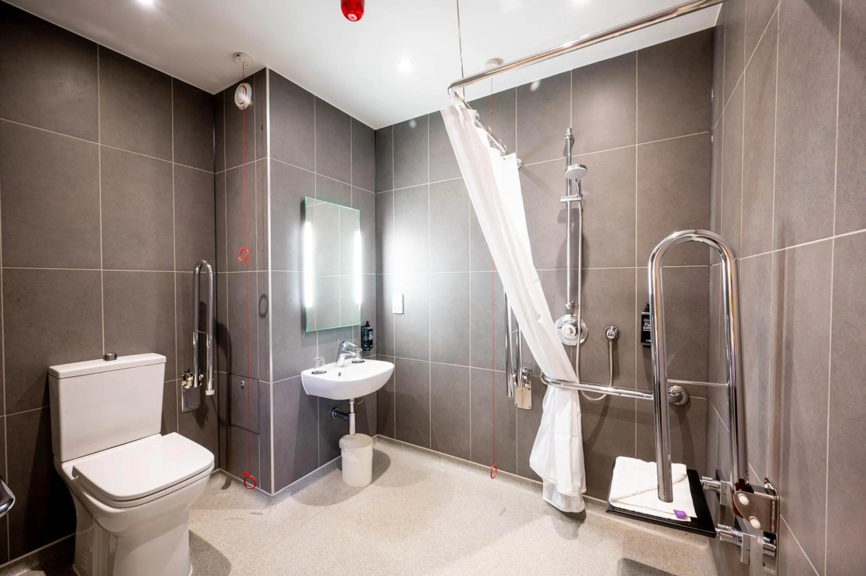 Toilet in ibis budget London Barking