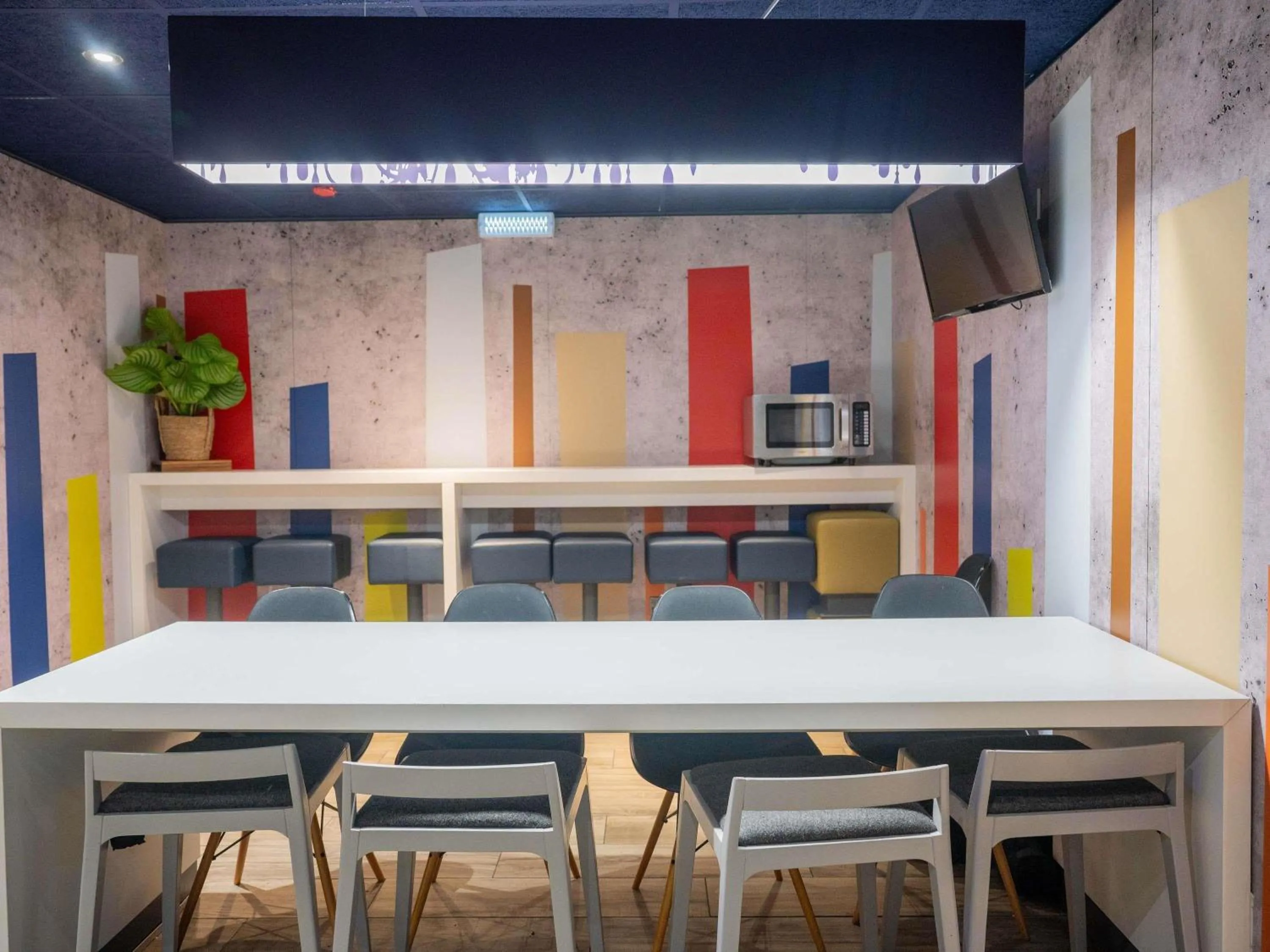 Restaurant/places to eat in ibis budget London Barking