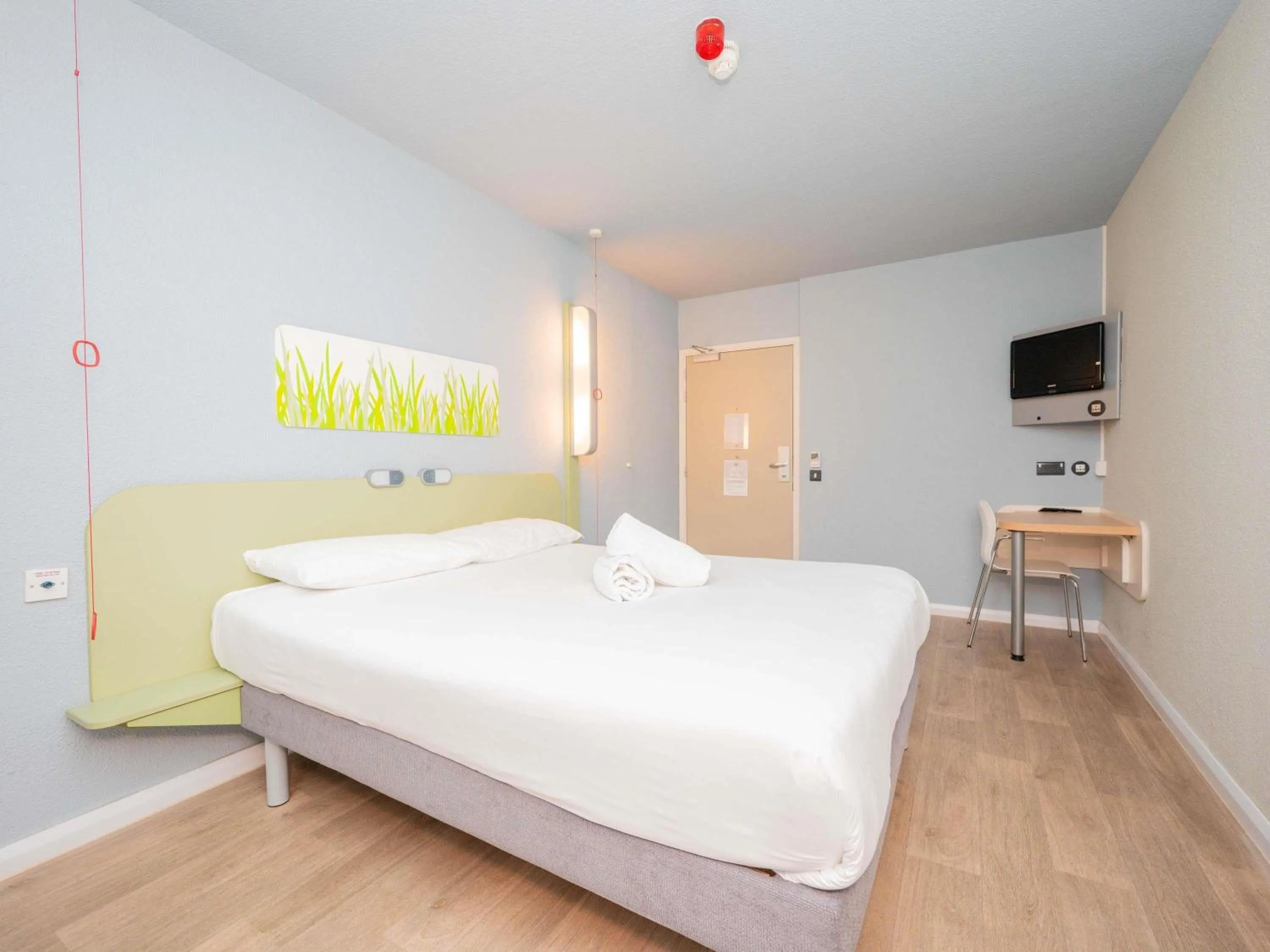Bedroom, Bed in ibis budget London Barking