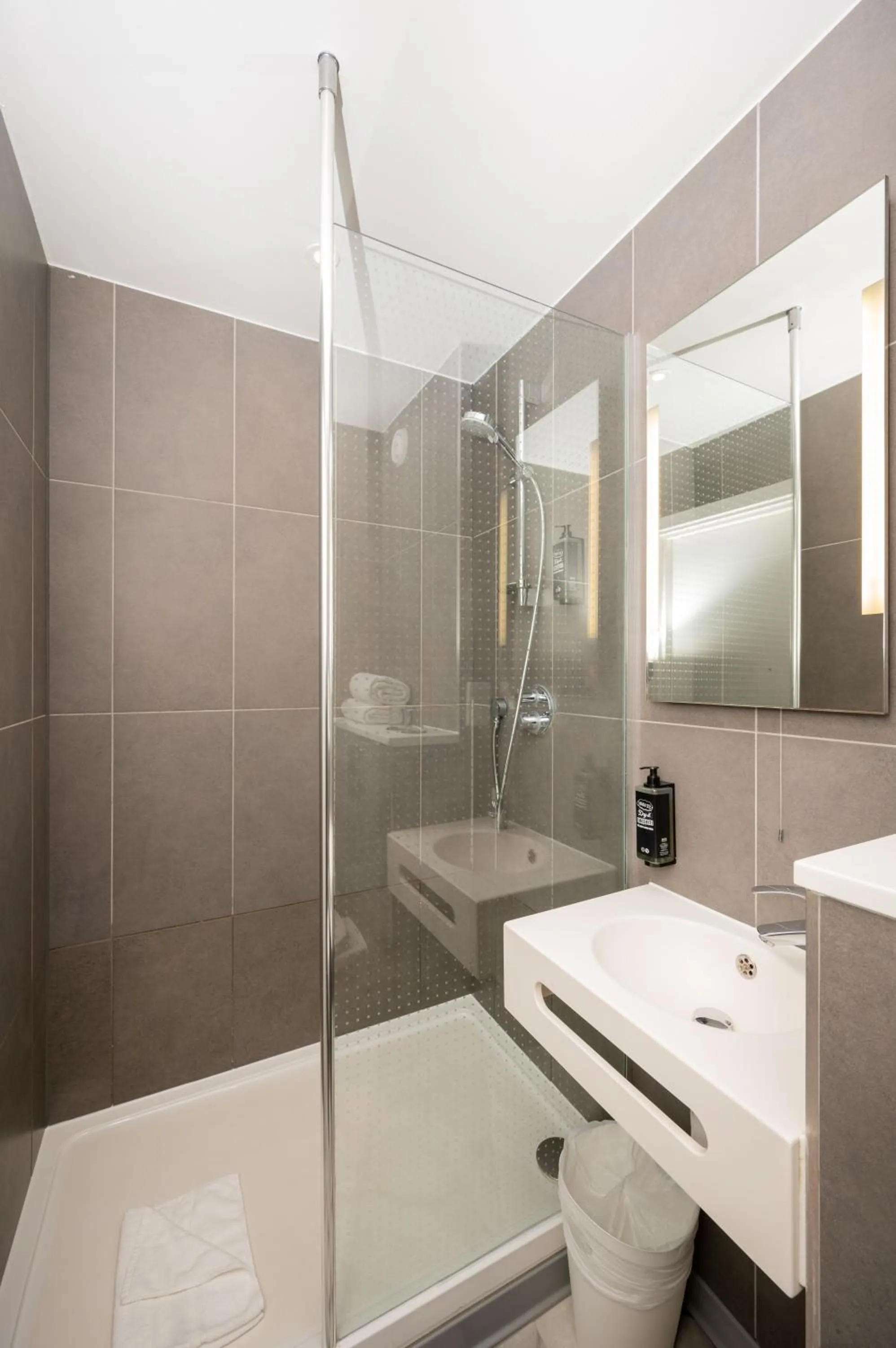 Shower in ibis budget London Barking