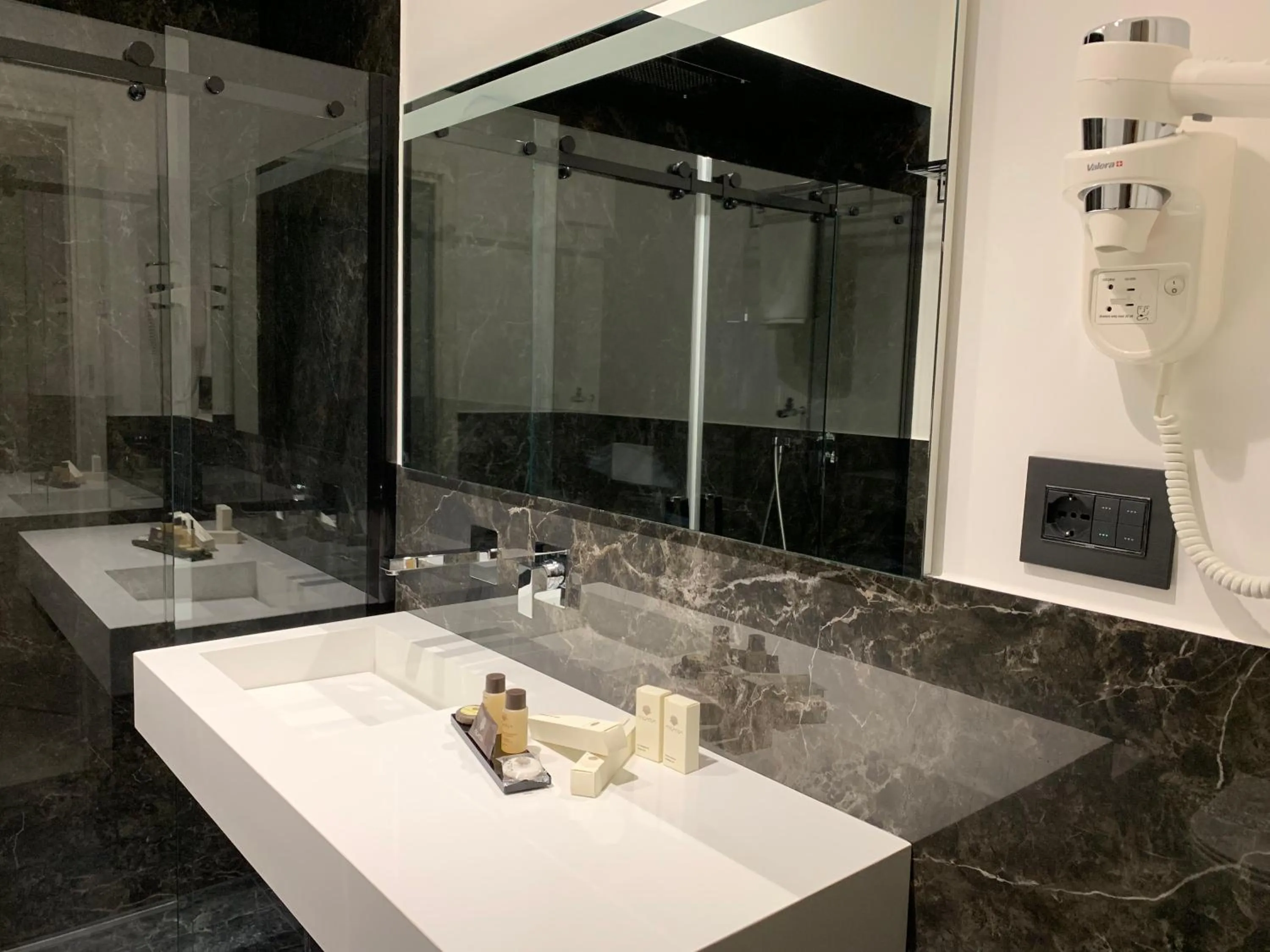 Bathroom in Thalya Luxury Rooms