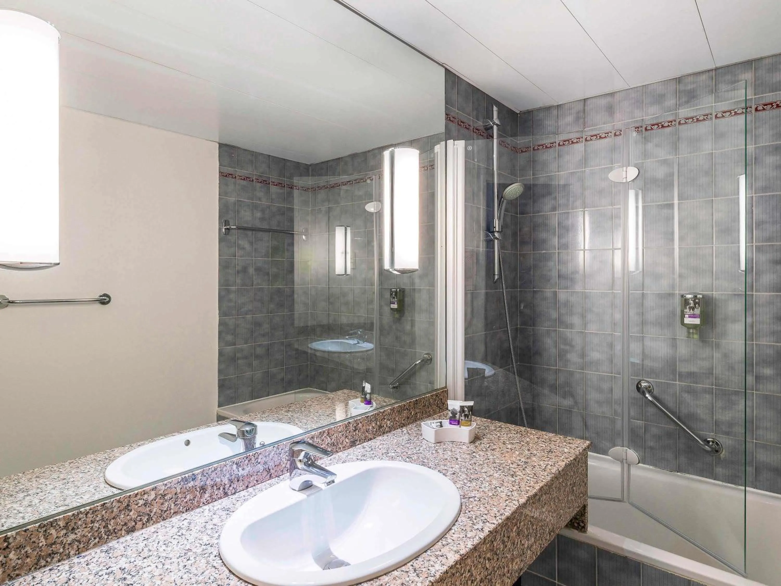 Bedroom in Mercure Paris Roissy CDG