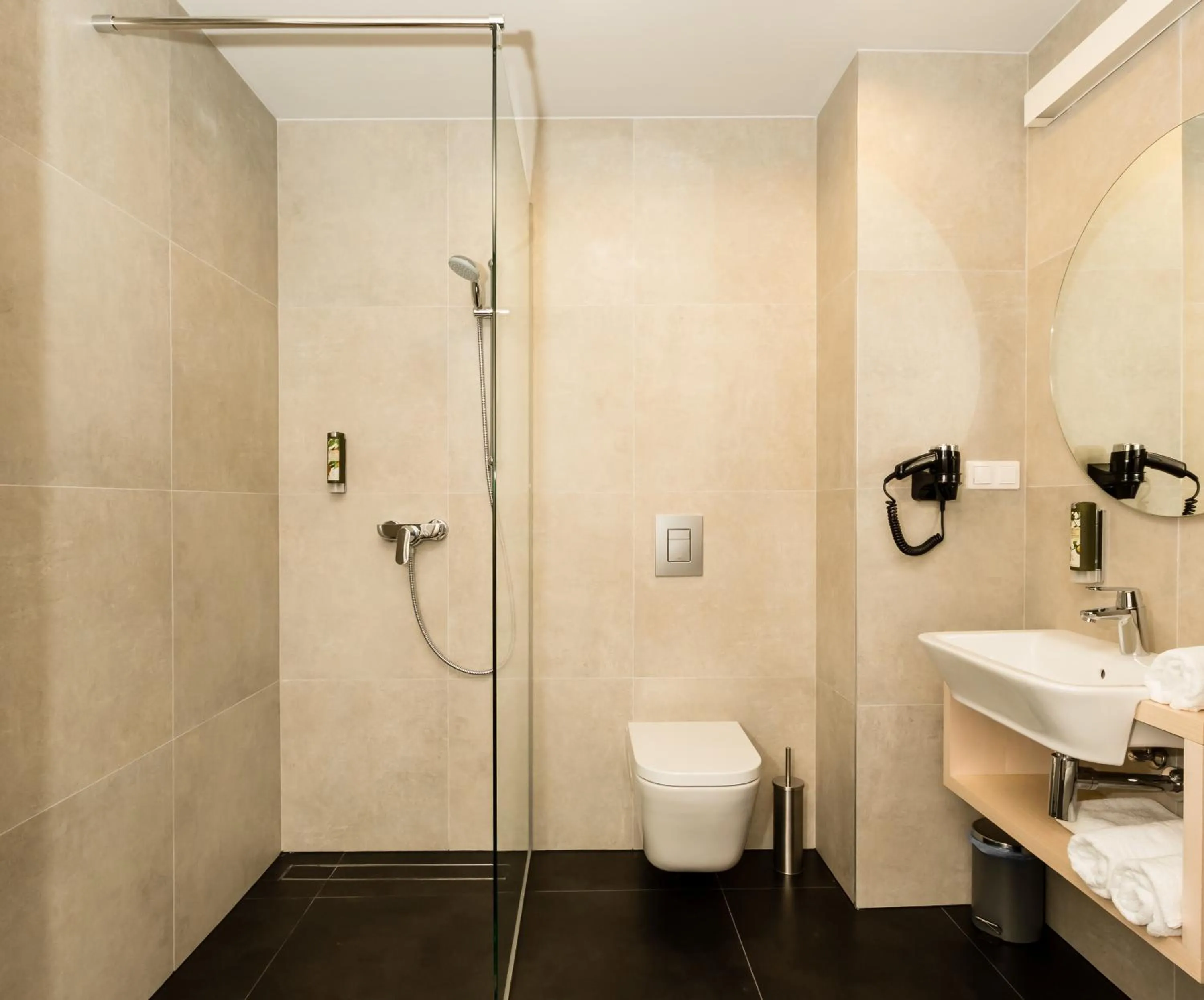 Shower in Sleep in Hostel & Apartments Stary Rynek