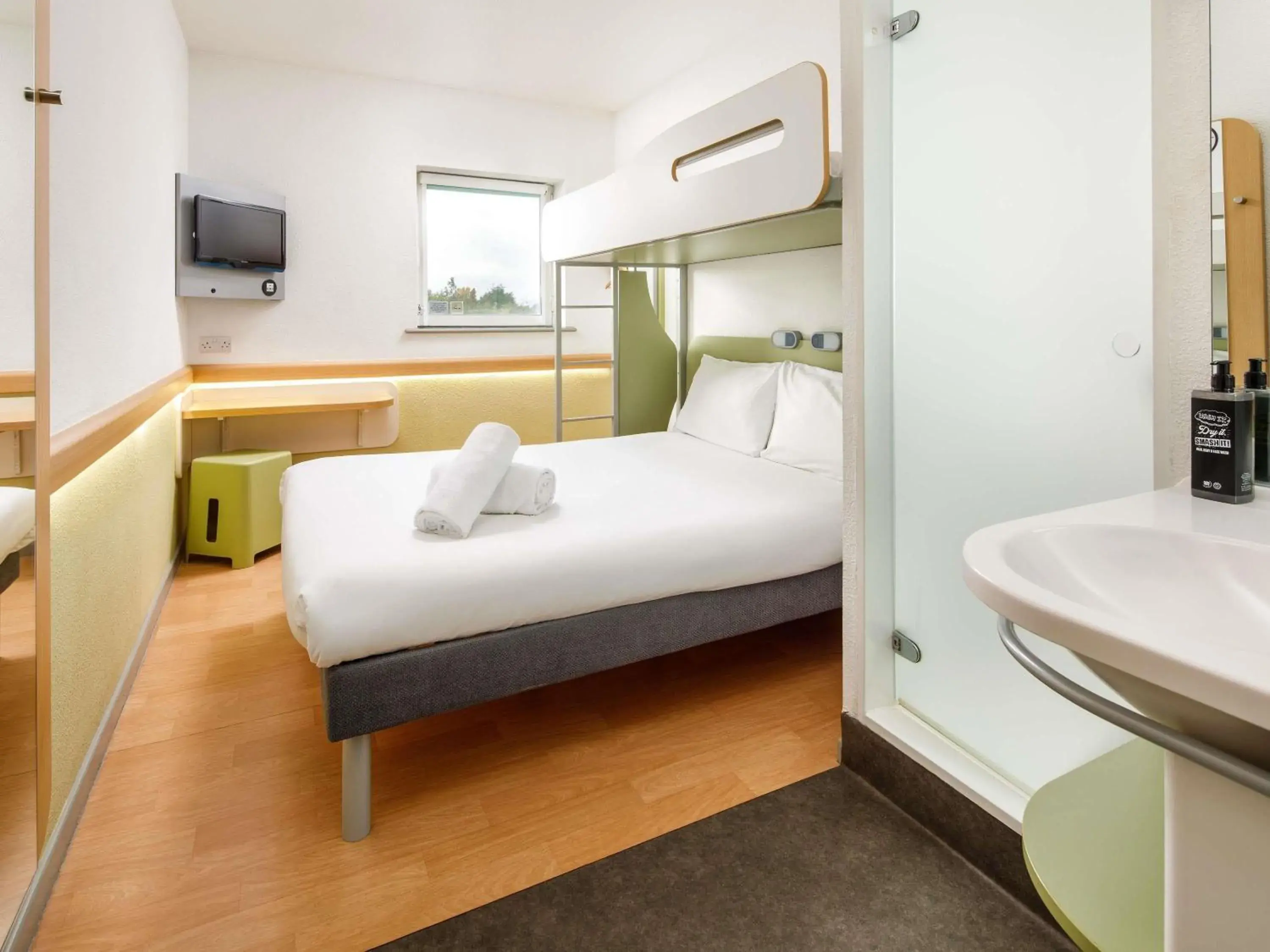 Standard room with One Double and One Single Beds in ibis budget Sheffield Arena Standard room with One Double and One Single Beds in ibis budget Sheffield Arena