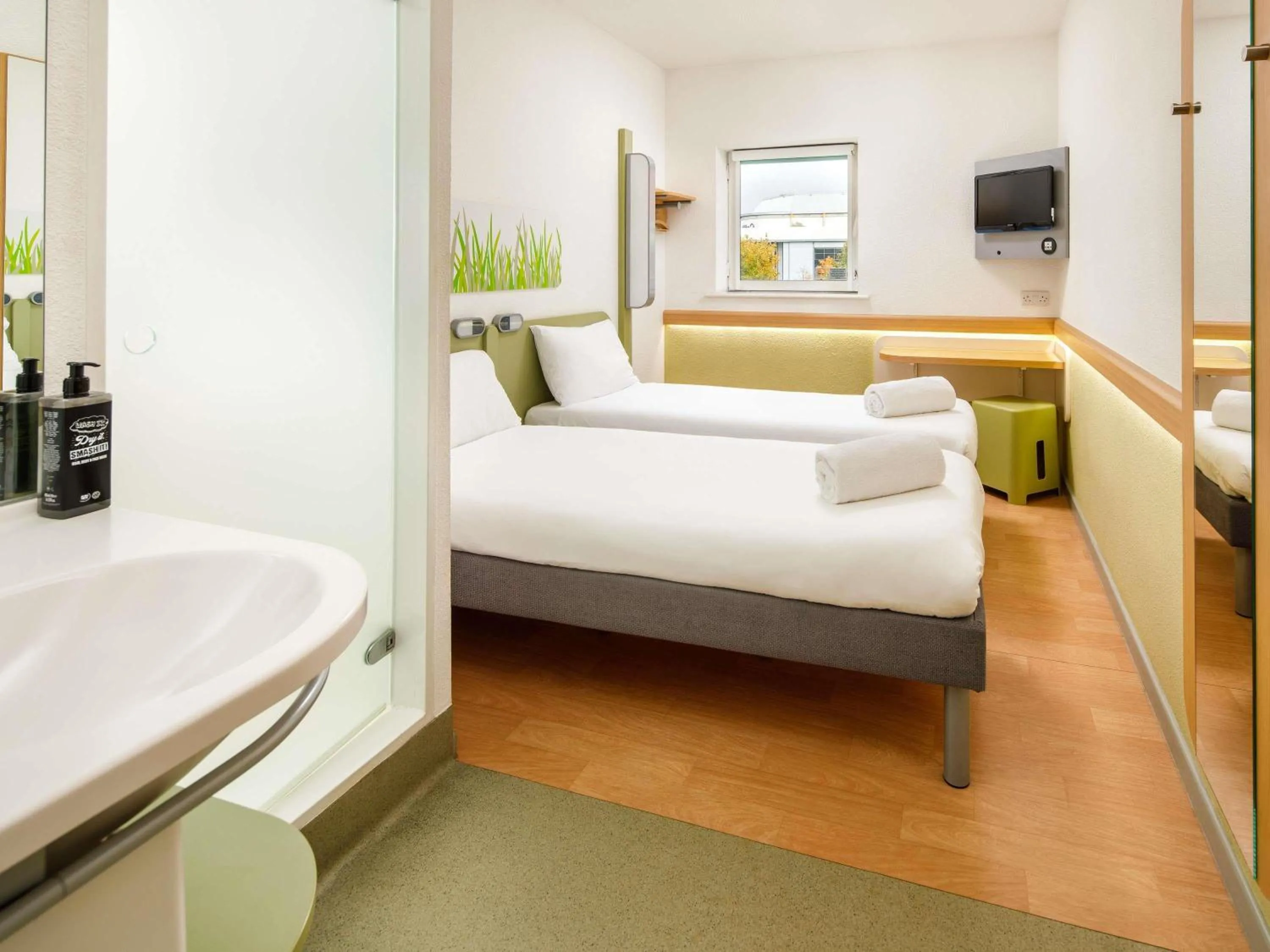 Bedroom, Bed in ibis budget Sheffield Arena