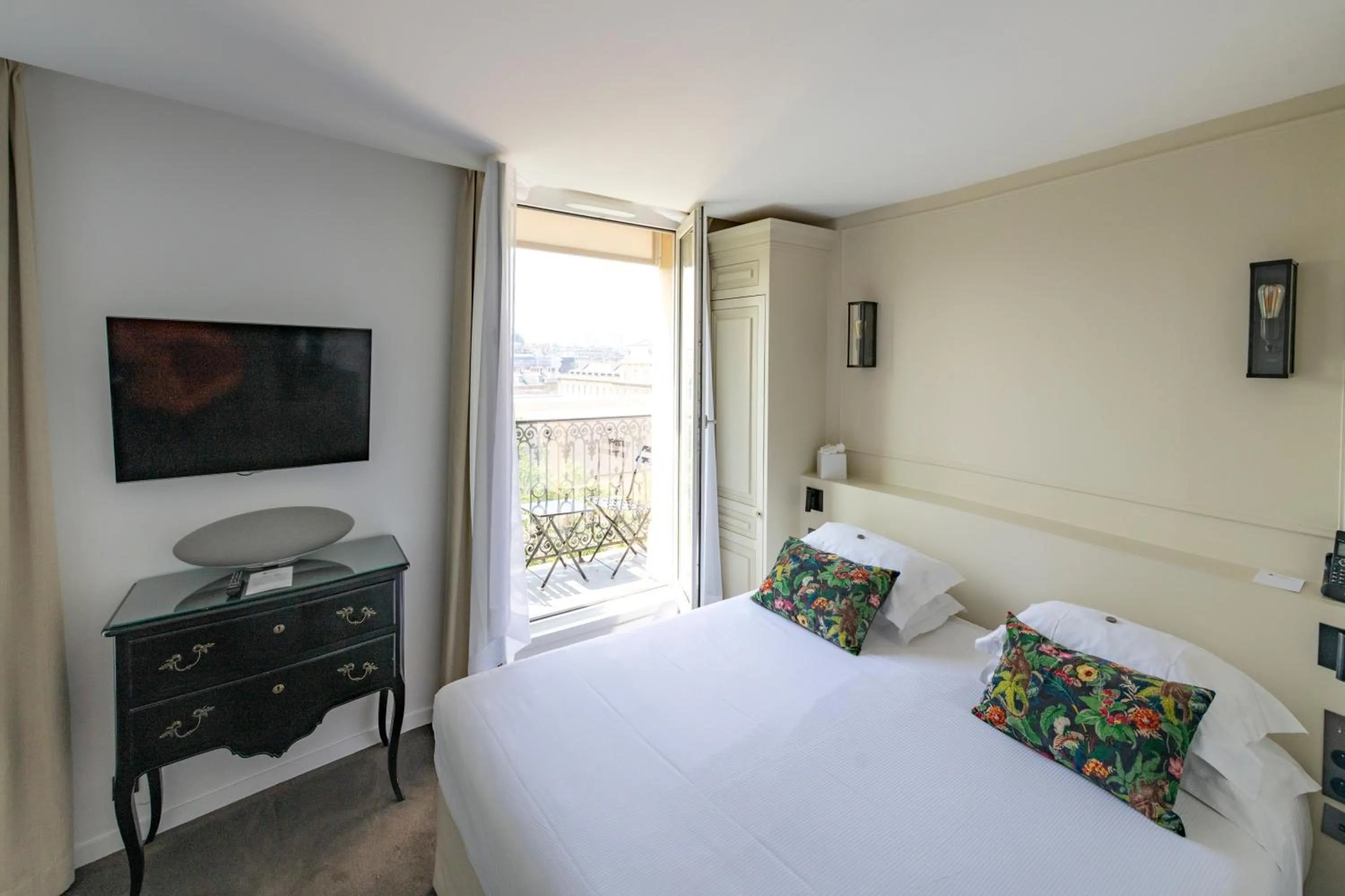 Decorative detail, Bed in Hôtel La Comtesse