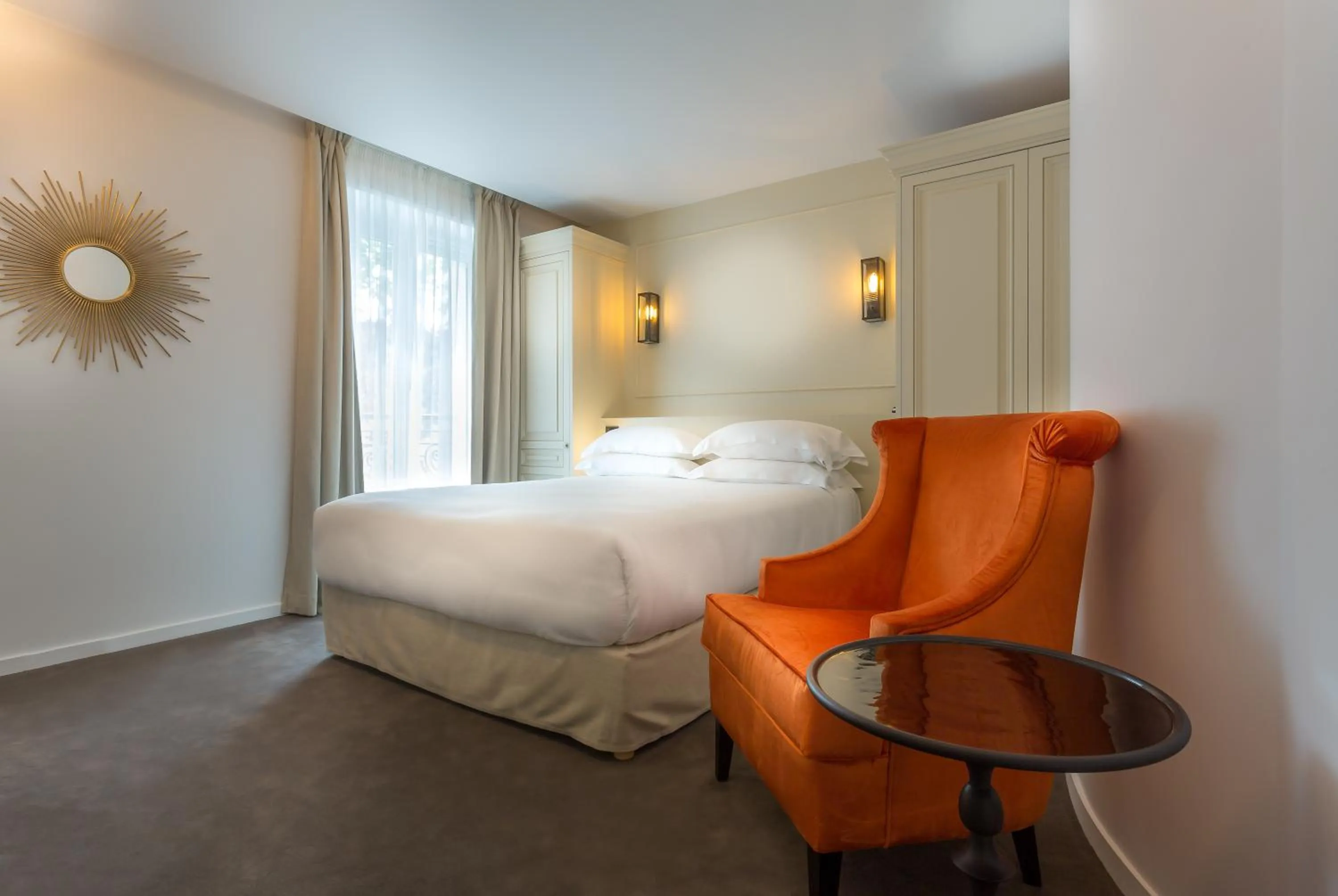 Photo of the whole room, Bed in Hôtel La Comtesse
