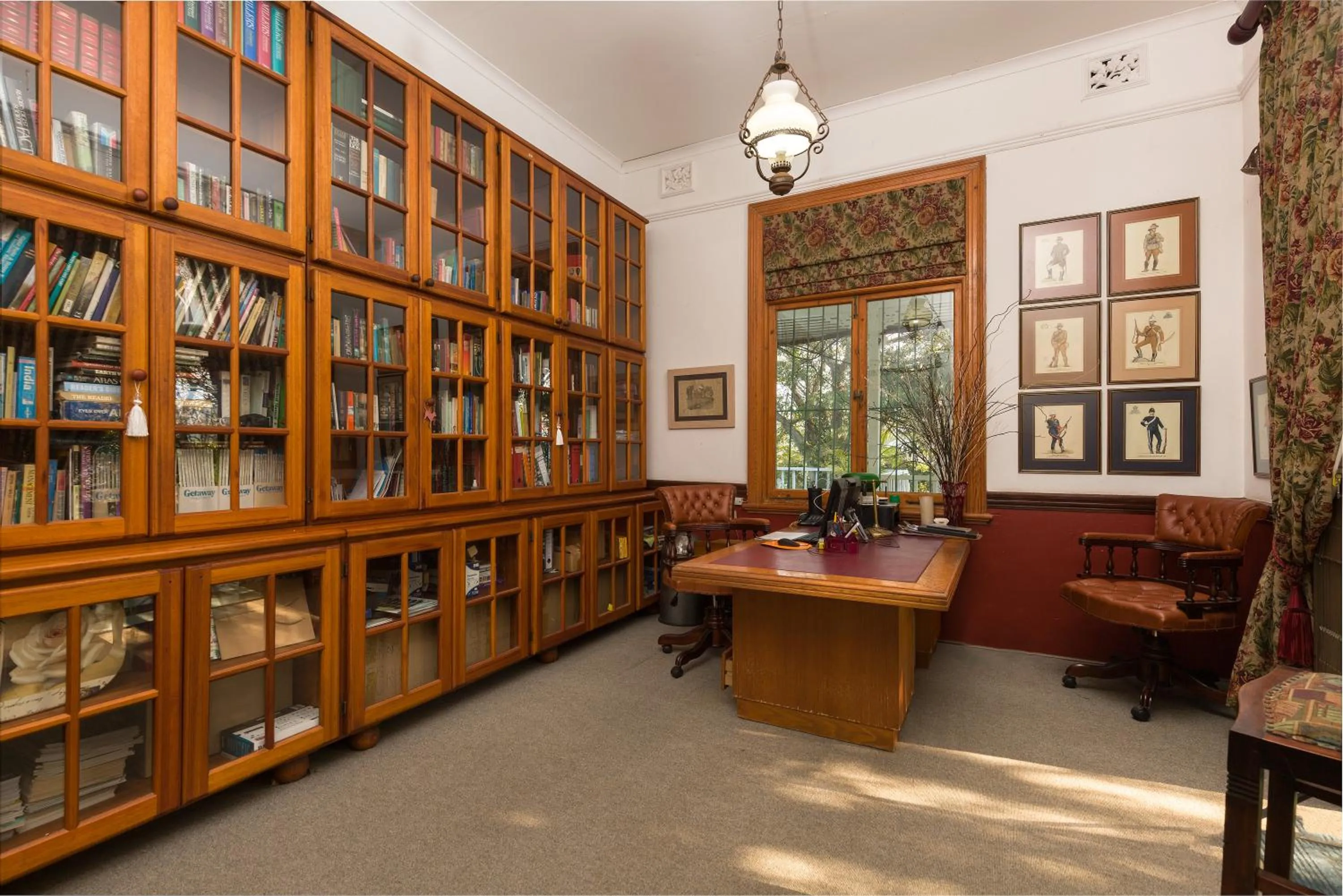 Library in Royston Hall Historical Guesthouse
