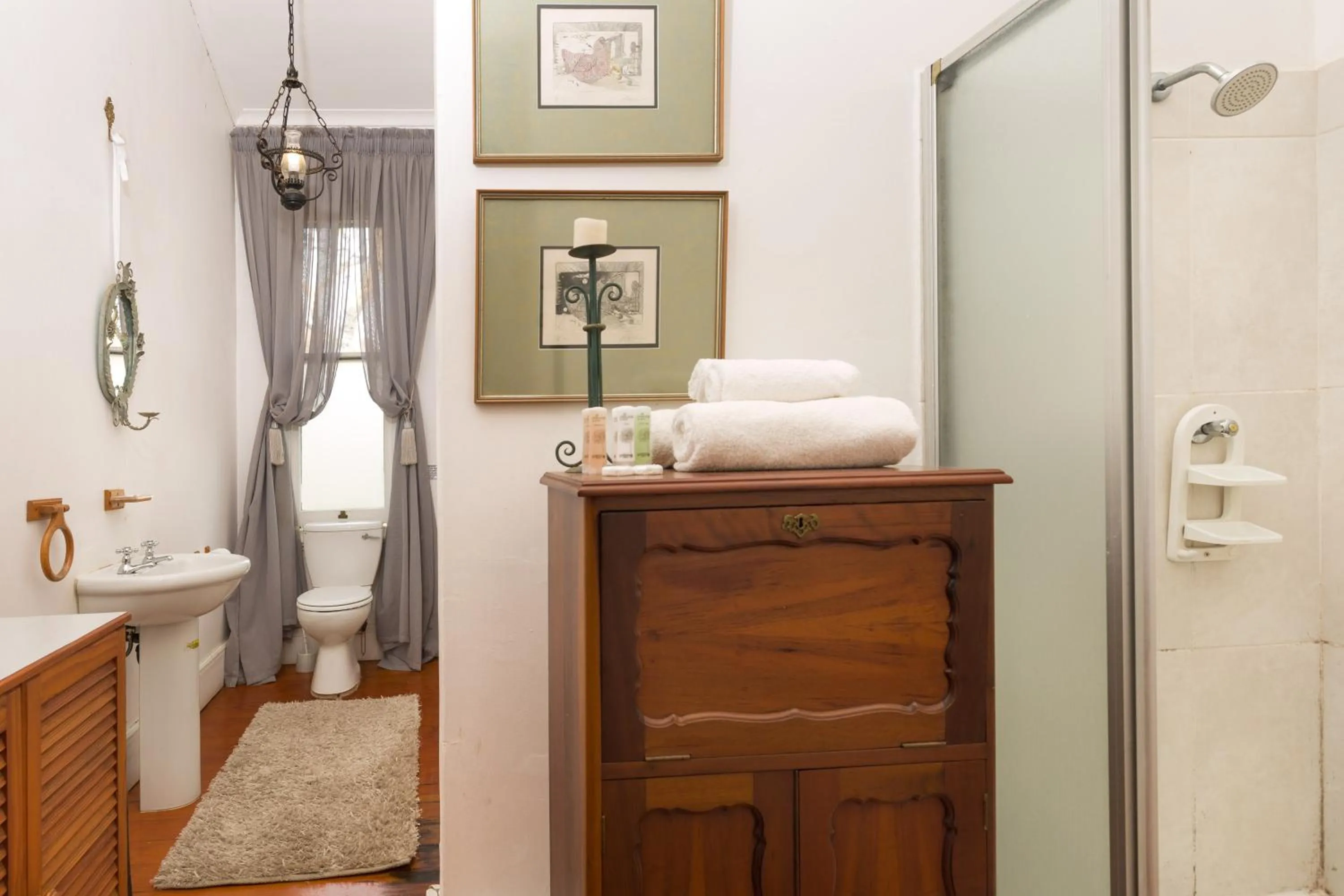 Bathroom in Royston Hall Historical Guesthouse