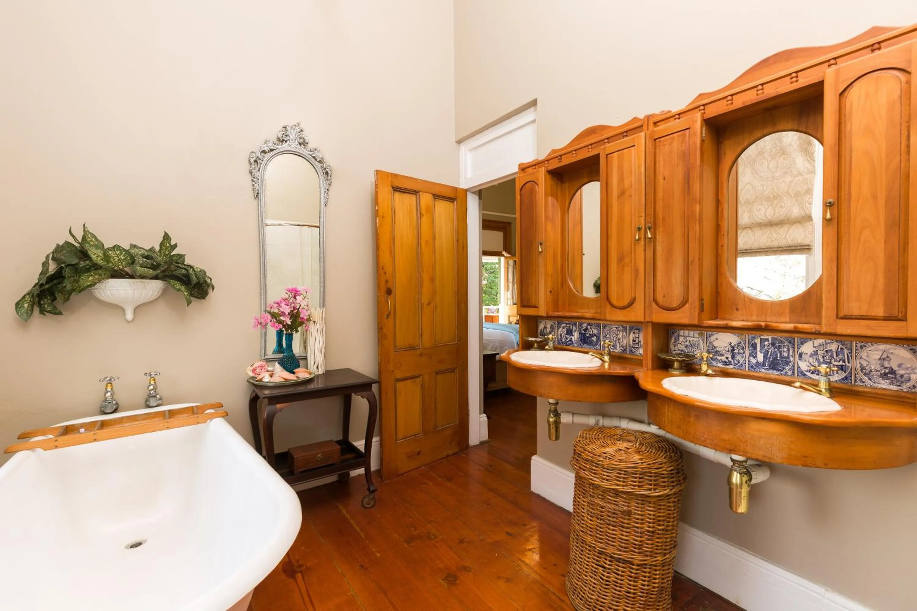 Bathroom in Royston Hall Historical Guesthouse