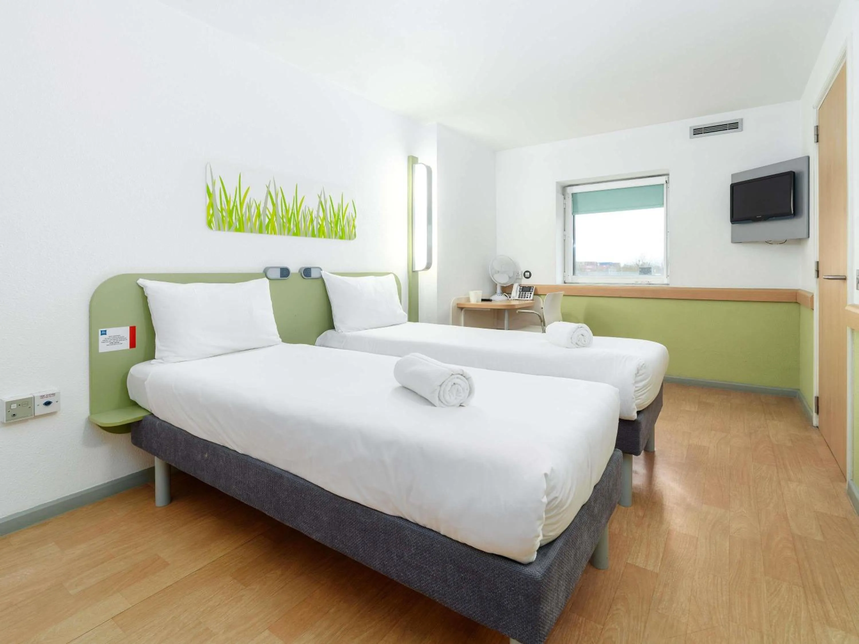 Bedroom, Bed in ibis budget Southampton Centre