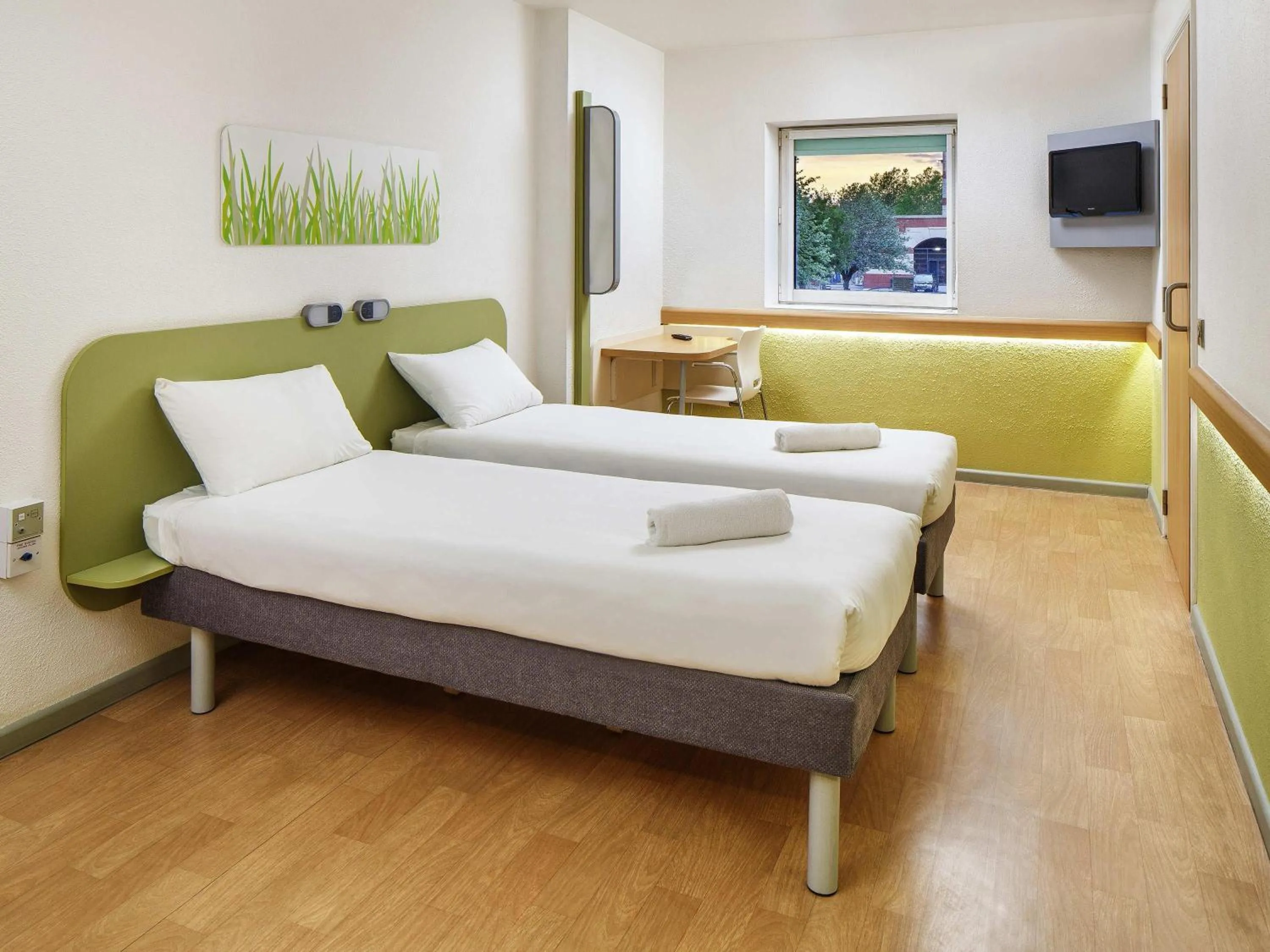 Bedroom, Bed in ibis budget Southampton Centre