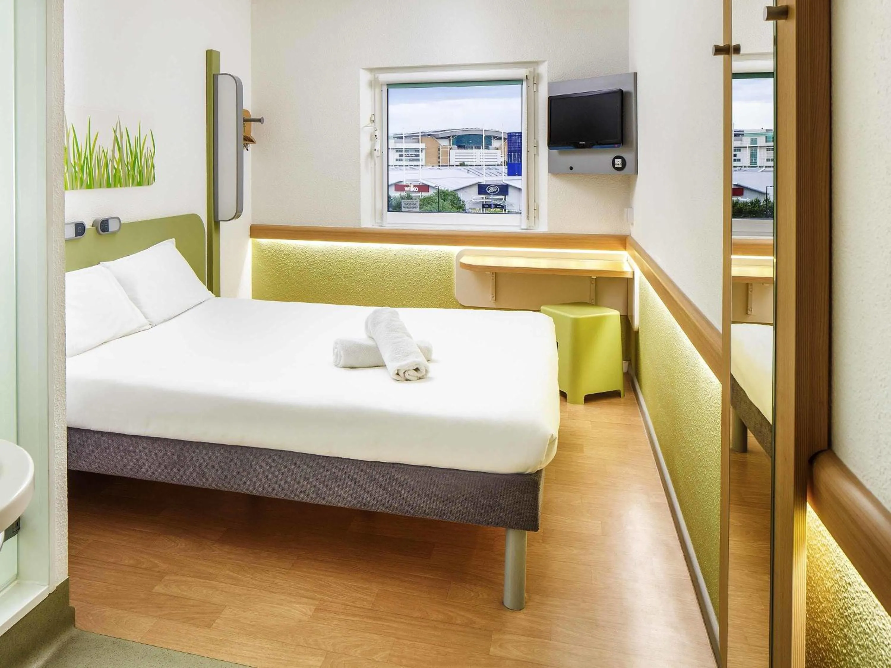 Bedroom, Bed in ibis budget Southampton Centre