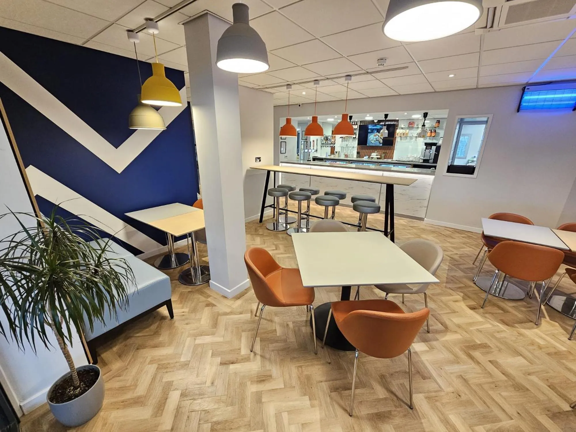 Lounge or bar in ibis budget Derby